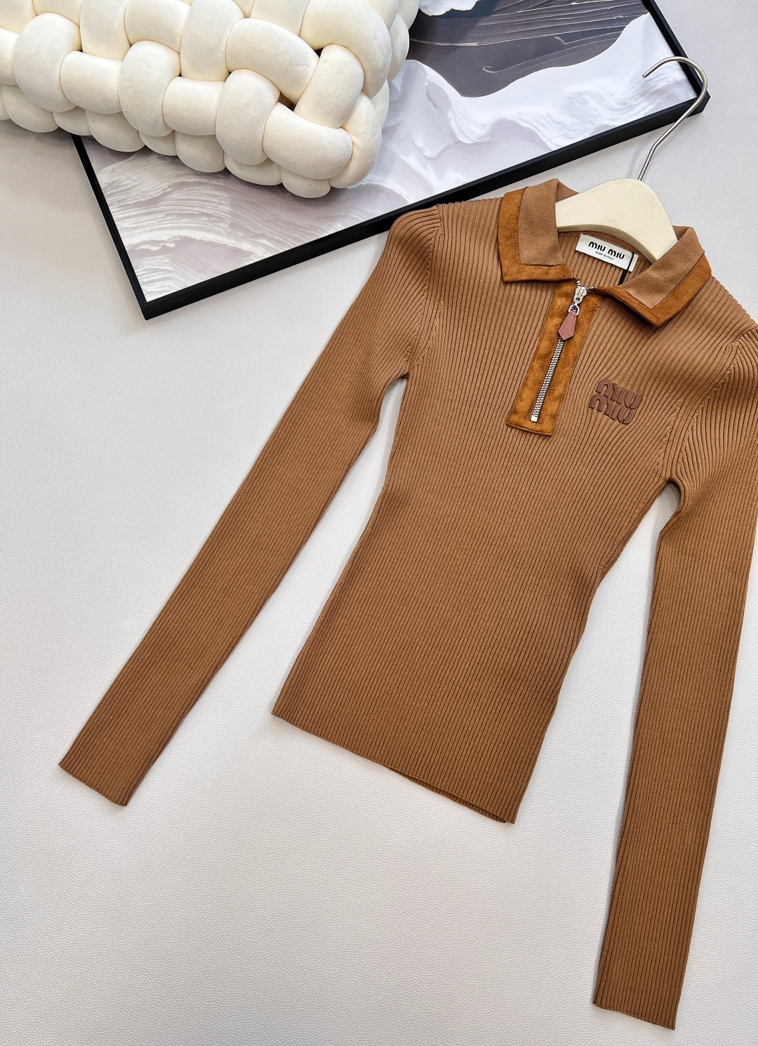 🆕Miumiu2025新款字母皮标拼皮翻领针织上衣，定制YB羊绒纱线织造，质感高级，舒适柔软，翻领正肩长
