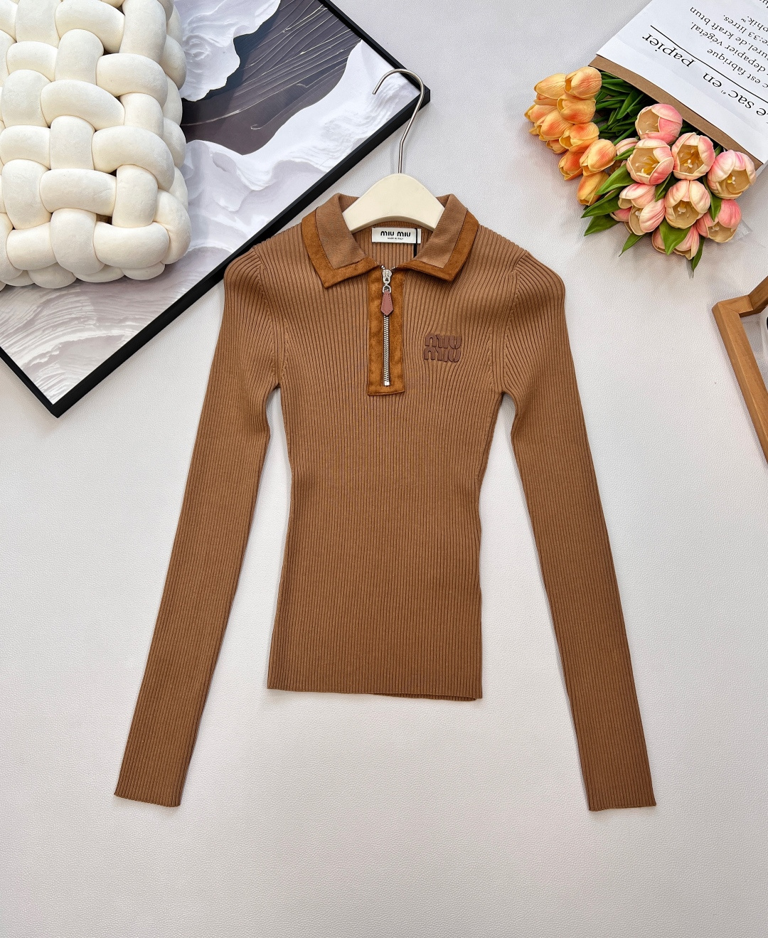 NO:549536,Miumiu2025 new letter leather labeled leather lapel knit top, customized YB cashmere yarn woven, high-quality texture, comfortable and soft, lapel front shoulder long-sleeved sweater style, half-pallet suede contour zipper design, matched with vertical pit strip texture, highlighting gentle temperament. The edges are tightened with thread strips, full of elasticity, and the letter logo on the chest is decorated to show high-end tone. The regular version does not pick on body age, and is simple and versatile in everyday four seasons. Customized surface accessories, complete three standards, large-scale size sml combo,,miumiu, sweaters,chamois leather,alexander wang19860909Miumiu2025新款字母皮标拼皮翻领针织上衣,定制YB羊绒纱线织造,质感高级,舒适柔软,翻领正肩长袖毛衣版型,半开襟麂皮轮廓包边拉链设计,搭配竖坑条肌理,突出温柔气质.包边均以螺纹条收紧,弹力十足,胸口字母徽标装饰,彰显高级调性.常规版型不挑身材年龄,四季日常简约百搭款.定制面辅料 ,三标齐全,大货出 尺码sml 编,,miumiu,sweaters,chamois leather,alexander wang,Women's clothing