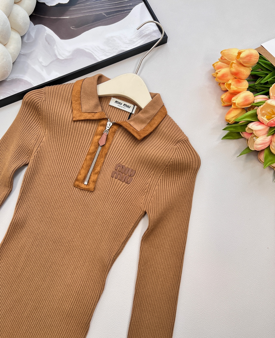 🆕Miumiu2025新款字母皮标拼皮翻领针织上衣，定制YB羊绒纱线织造，质感高级，舒适柔软，翻领正肩长