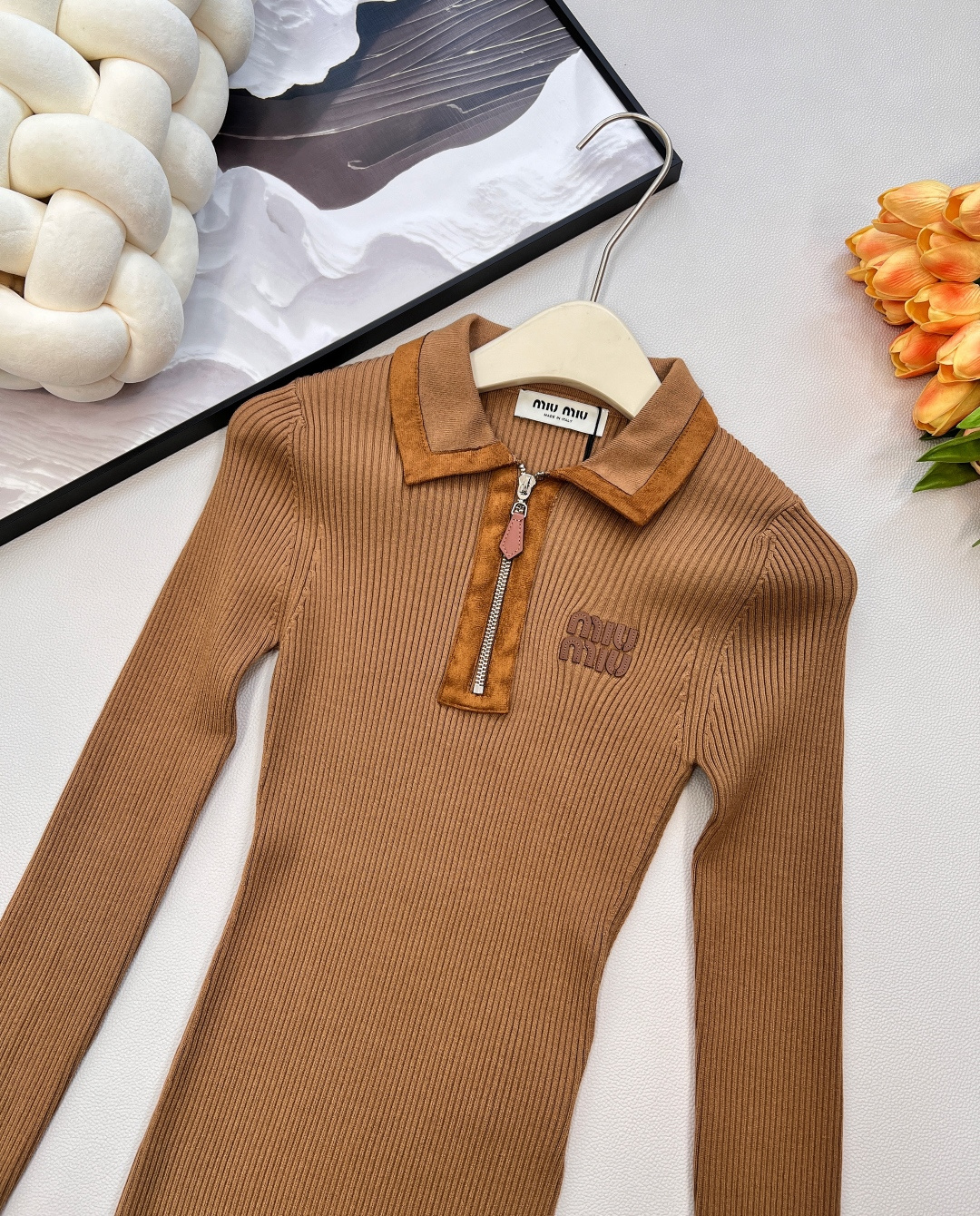 🆕Miumiu2025新款字母皮标拼皮翻领针织上衣，定制YB羊绒纱线织造，质感高级，舒适柔软，翻领正肩长