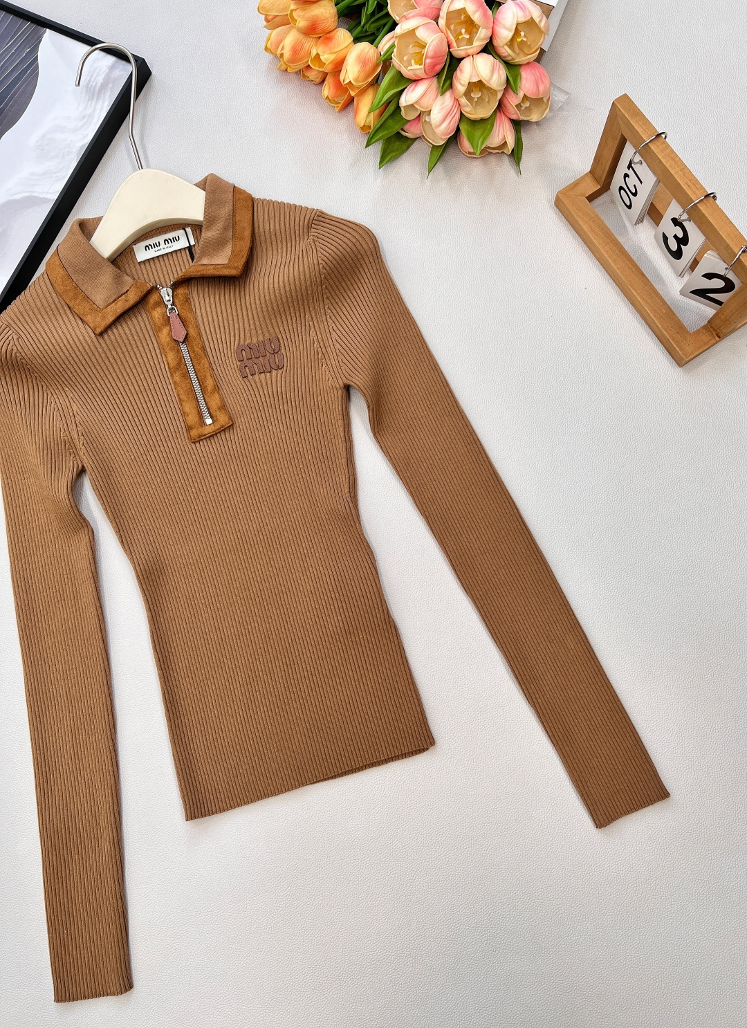 🆕Miumiu2025新款字母皮标拼皮翻领针织上衣，定制YB羊绒纱线织造，质感高级，舒适柔软，翻领正肩长