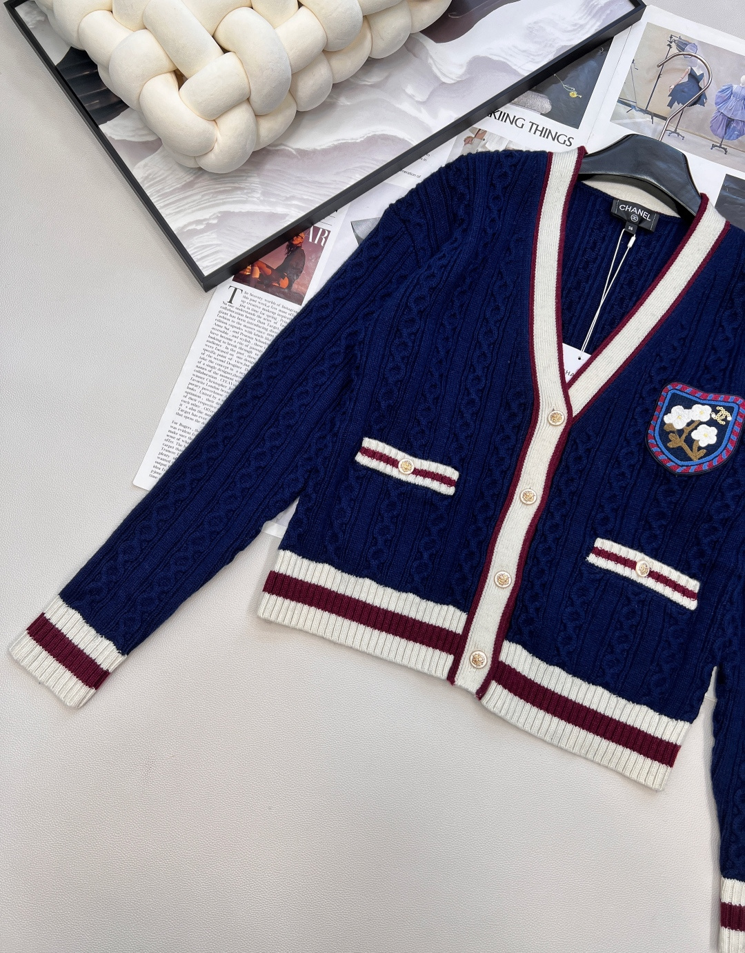 🆕Chanel新款V领麻花撞色针织开衫，定制YB羊绒纱线织造，质感光泽，柔软亲肤，常规V领开衫剪裁，肌理