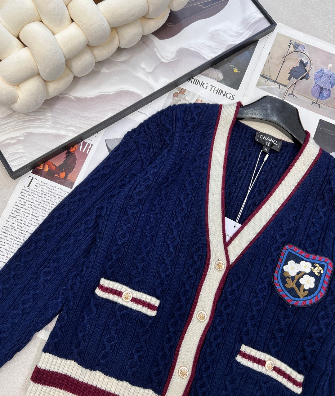 🆕Chanel新款V领麻花撞色针织开衫，定制YB羊绒纱线织造，质感光泽，柔软亲肤，常规V领开衫剪裁，肌理