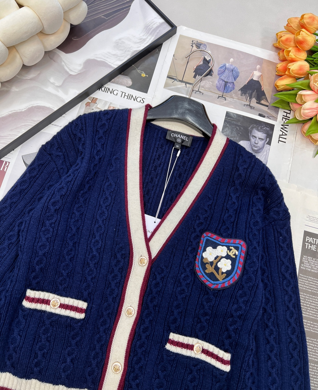 🆕Chanel新款V领麻花撞色针织开衫，定制YB羊绒纱线织造，质感光泽，柔软亲肤，常规V领开衫剪裁，肌理