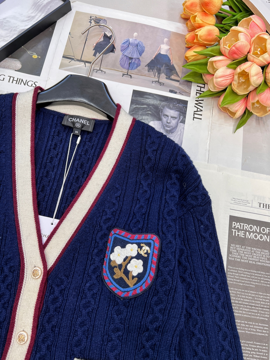 🆕Chanel新款V领麻花撞色针织开衫，定制YB羊绒纱线织造，质感光泽，柔软亲肤，常规V领开衫剪裁，肌理