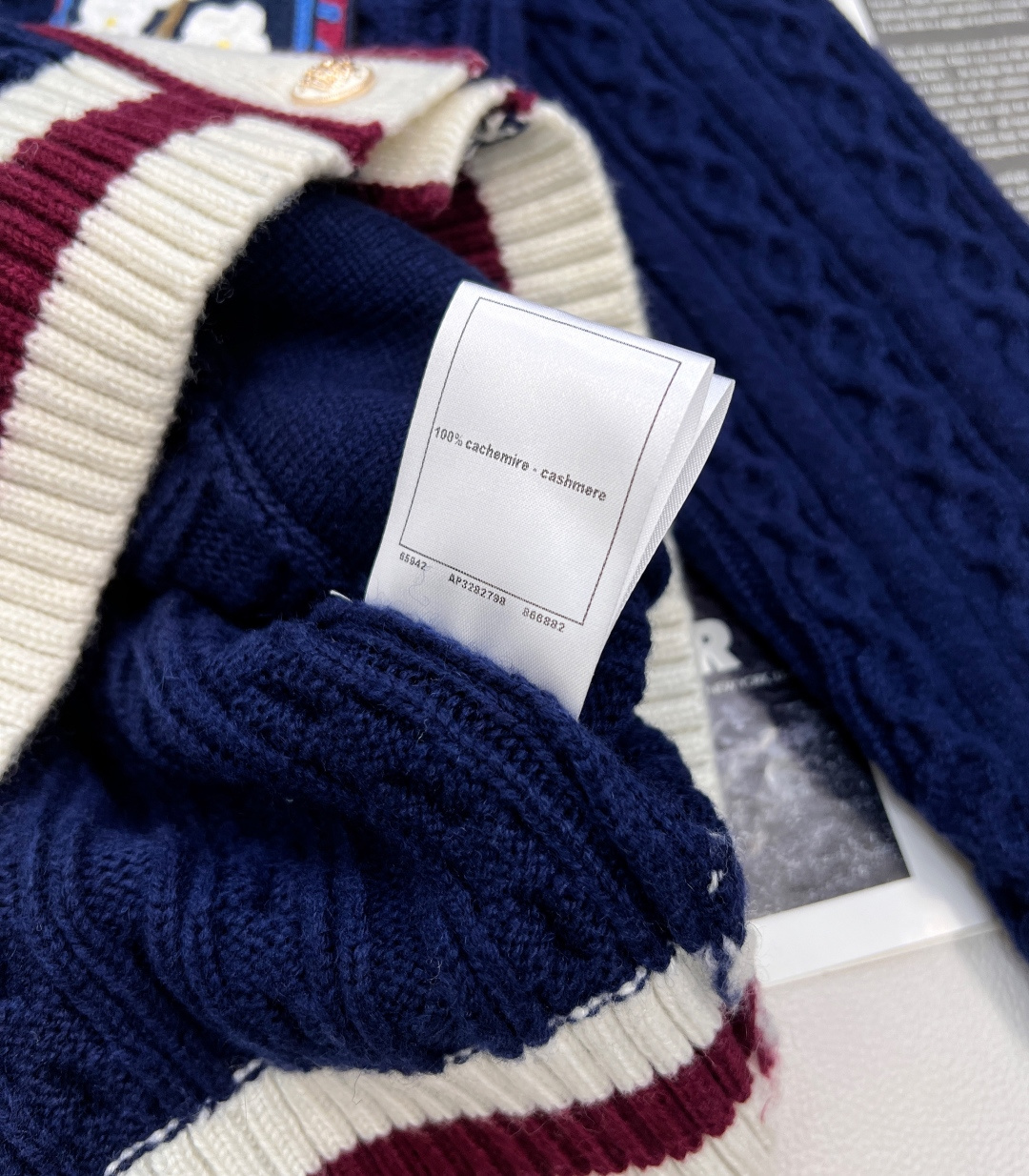 🆕Chanel新款V领麻花撞色针织开衫，定制YB羊绒纱线织造，质感光泽，柔软亲肤，常规V领开衫剪裁，肌理