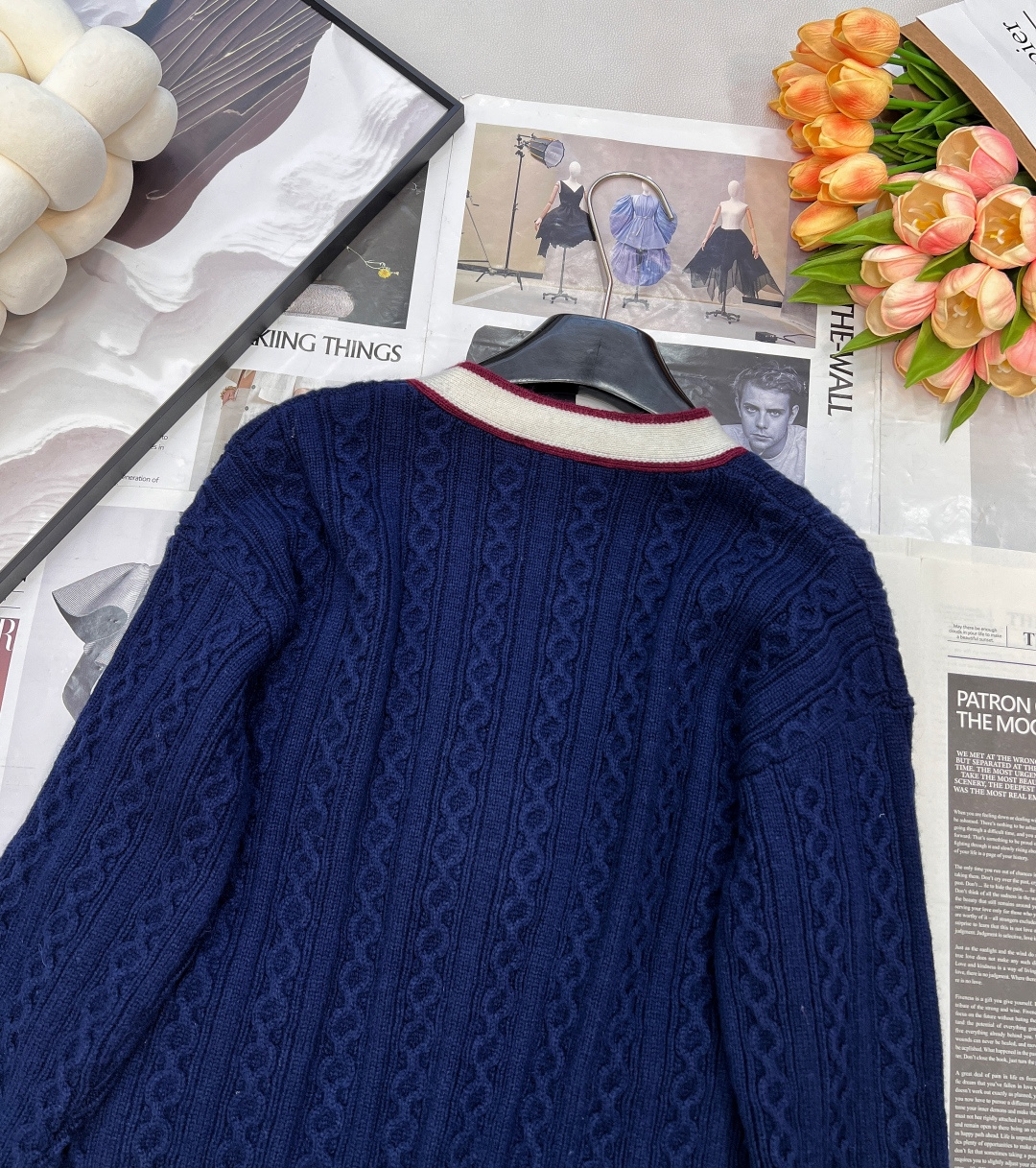 🆕Chanel新款V领麻花撞色针织开衫，定制YB羊绒纱线织造，质感光泽，柔软亲肤，常规V领开衫剪裁，肌理