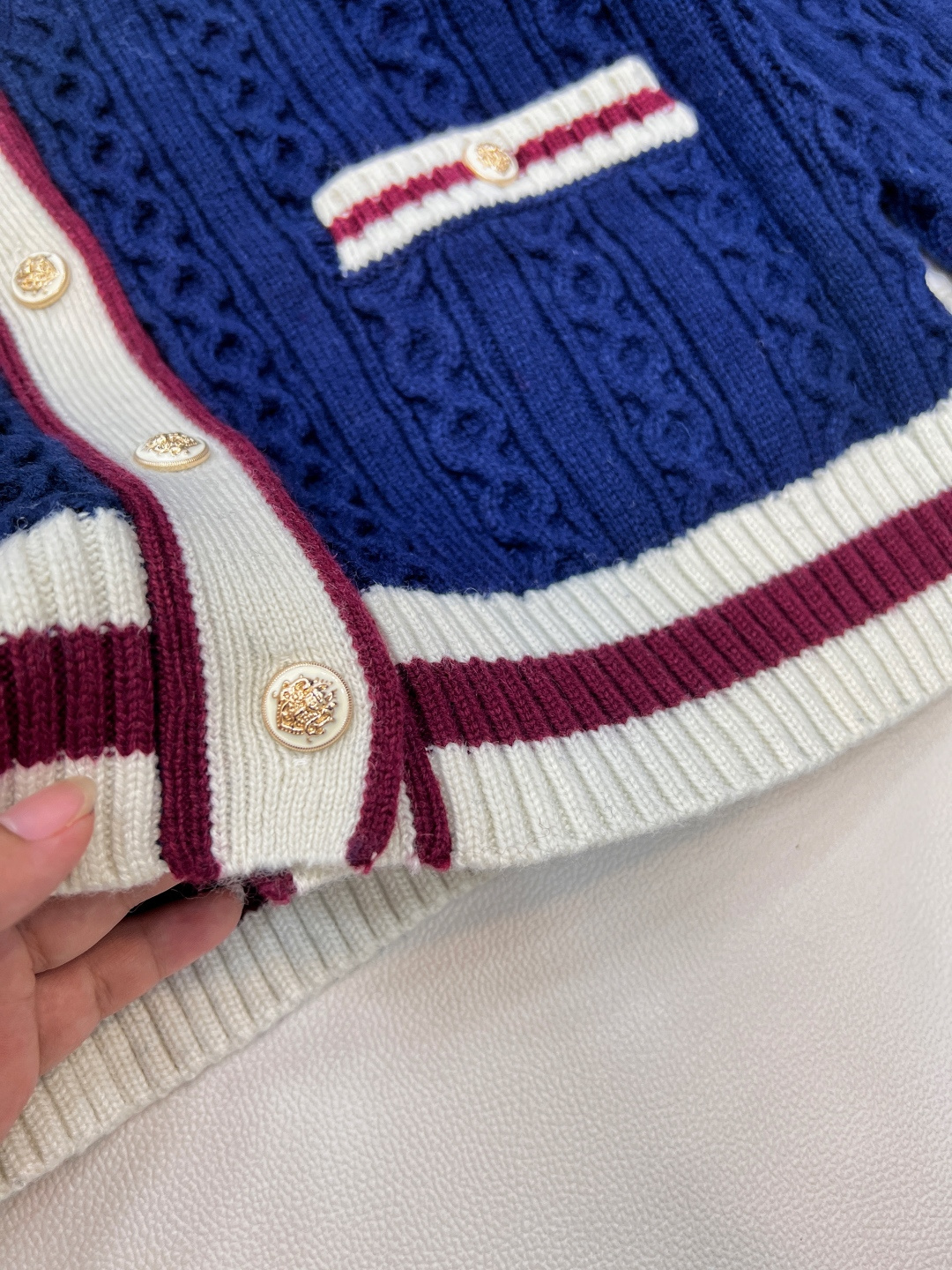 🆕Chanel新款V领麻花撞色针织开衫，定制YB羊绒纱线织造，质感光泽，柔软亲肤，常规V领开衫剪裁，肌理