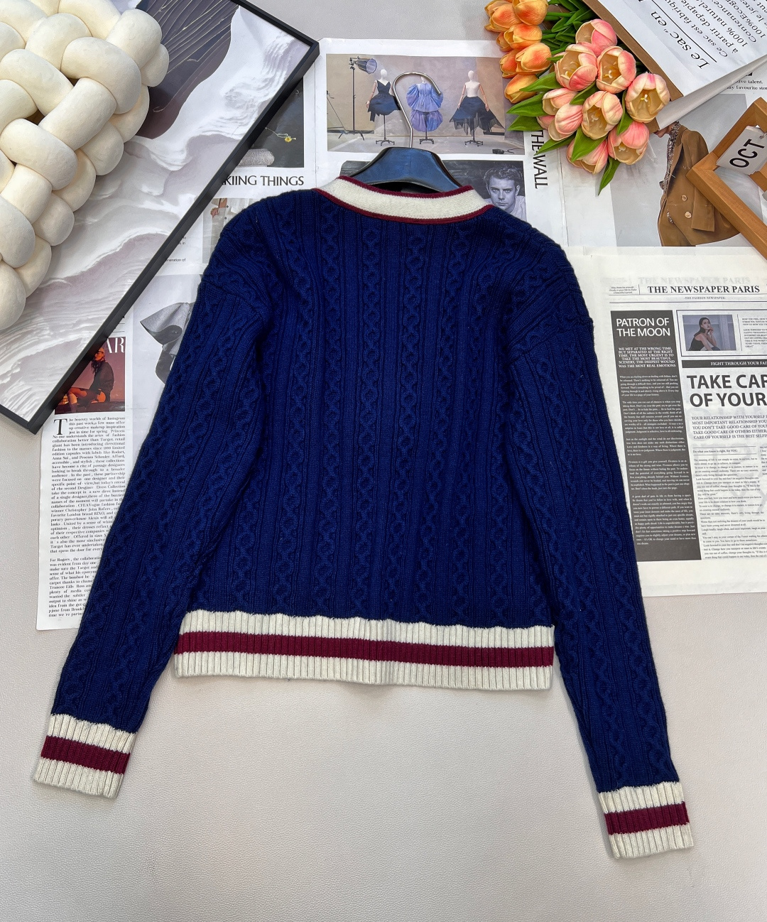 🆕Chanel新款V领麻花撞色针织开衫，定制YB羊绒纱线织造，质感光泽，柔软亲肤，常规V领开衫剪裁，肌理