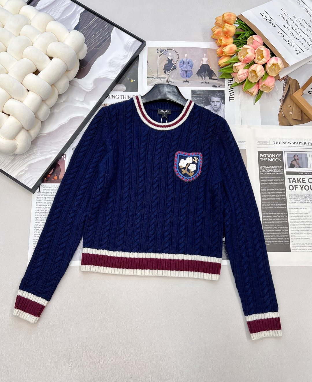 NO:549516,Chanel2025 new round neck twist contrast knitted pullover sweater, custom YB cashmere yarn weaving, texture shiny, soft and skin-friendly, round neck pullover sweater cut, texture vertical lines and twists are interspersed, making you look thin and fashionable. The neckline is surrounded by contrasting colors, the cuffs and hem echo the details, the elastic threaded striped edges are more suitable for the body, and the chest is embroidered with camellia embroidered logo decoration, showing the playful and age-reducing brand tone, the dark color matching of large body, relaxed and lazy, the first choice for layering in autumn and winter. Customized surface accessories, accurate version, three standards, large goods are available SML code H,,chanel, sweaters, alexander wang19860909Chanel2025新款圆领麻花撞色针织套头毛衣,定制YB羊绒纱线织造,质感光泽,柔软亲肤,圆领套头毛衣剪裁,肌理竖列麻花相间,显瘦不失时尚感.领口环绕撞色点缀,袖口和衣摆呼应细节,弹力螺纹条纹包边更贴合身形,胸前点缀山茶花刺绣徽标装饰,展现俏皮减龄的品牌调性,大身深色配色,松弛慵懒,秋冬叠穿首选.定制面辅料 认准版本 ,三标齐全,大货出 尺码sml 编码H,,chanel,sweaters,alexander wang,Women's clothing