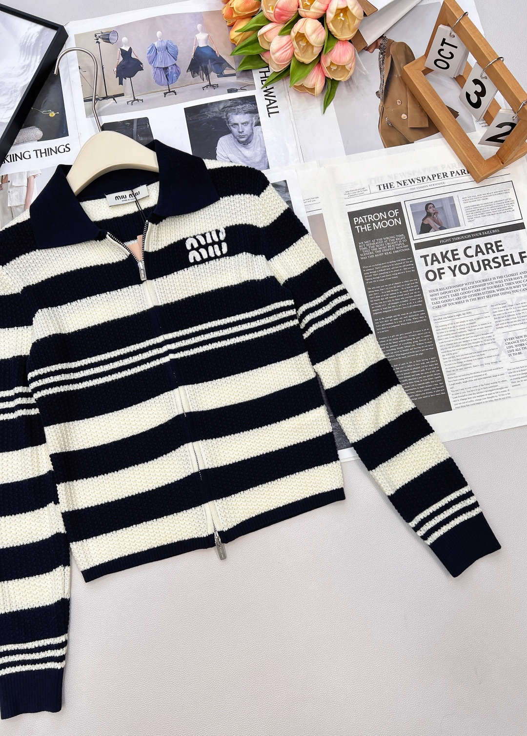 🆕Miumiu2025新款翻领针织条纹开衫，定制YB羊毛纱线织造，柔软细腻，质感舒适，翻领拉链开衫剪裁，