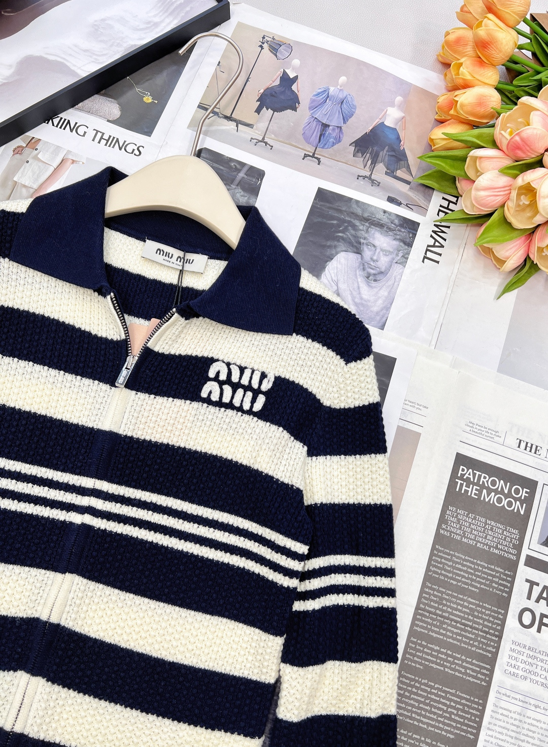 🆕Miumiu2025新款翻领针织条纹开衫，定制YB羊毛纱线织造，柔软细腻，质感舒适，翻领拉链开衫剪裁，