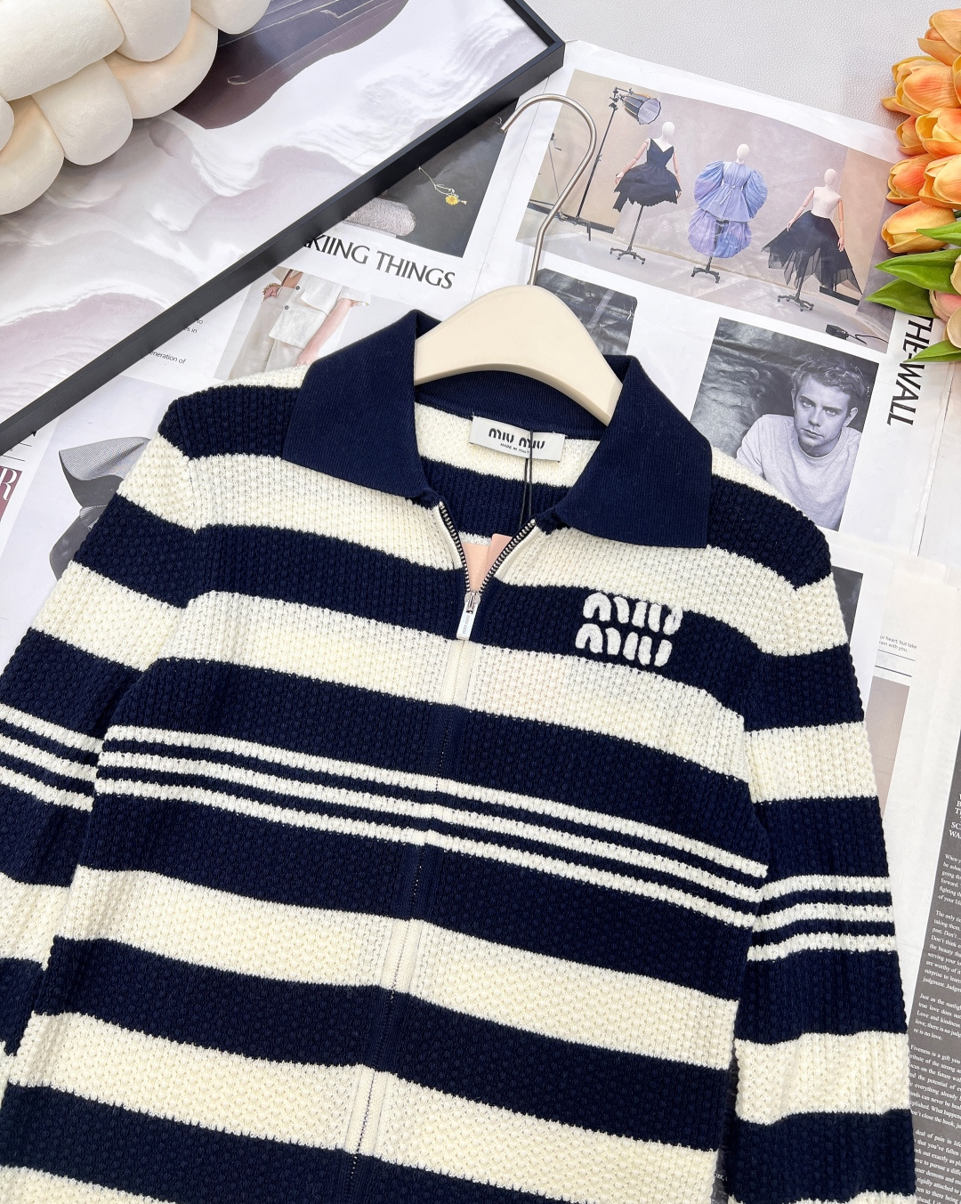 🆕Miumiu2025新款翻领针织条纹开衫，定制YB羊毛纱线织造，柔软细腻，质感舒适，翻领拉链开衫剪裁，