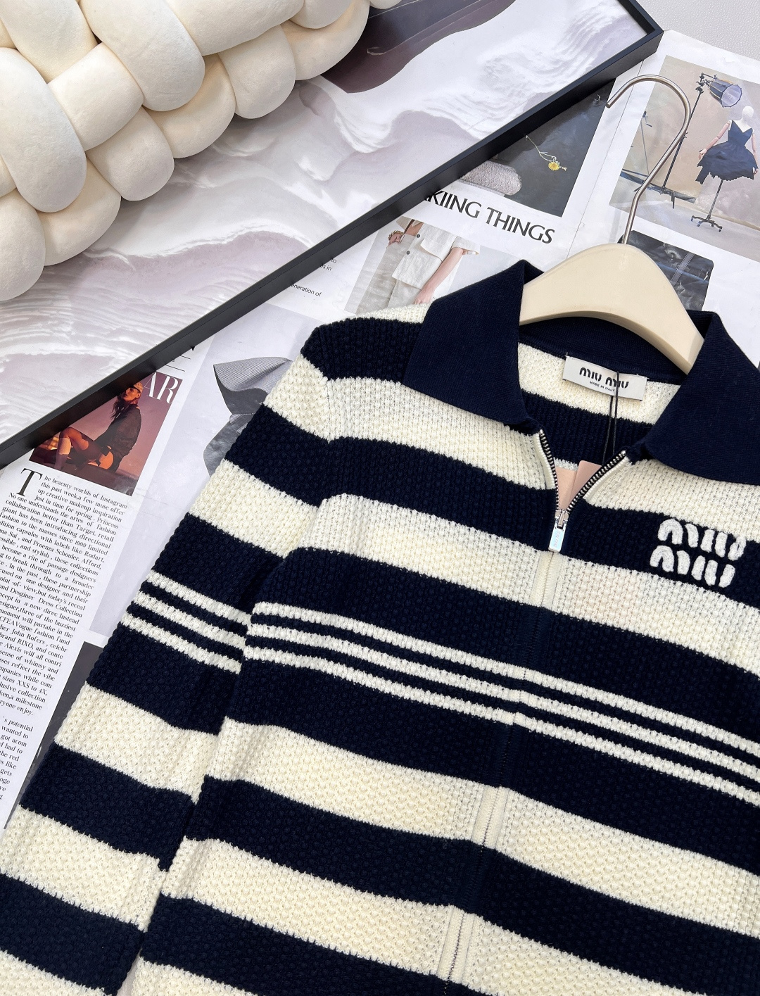 🆕Miumiu2025新款翻领针织条纹开衫，定制YB羊毛纱线织造，柔软细腻，质感舒适，翻领拉链开衫剪裁，