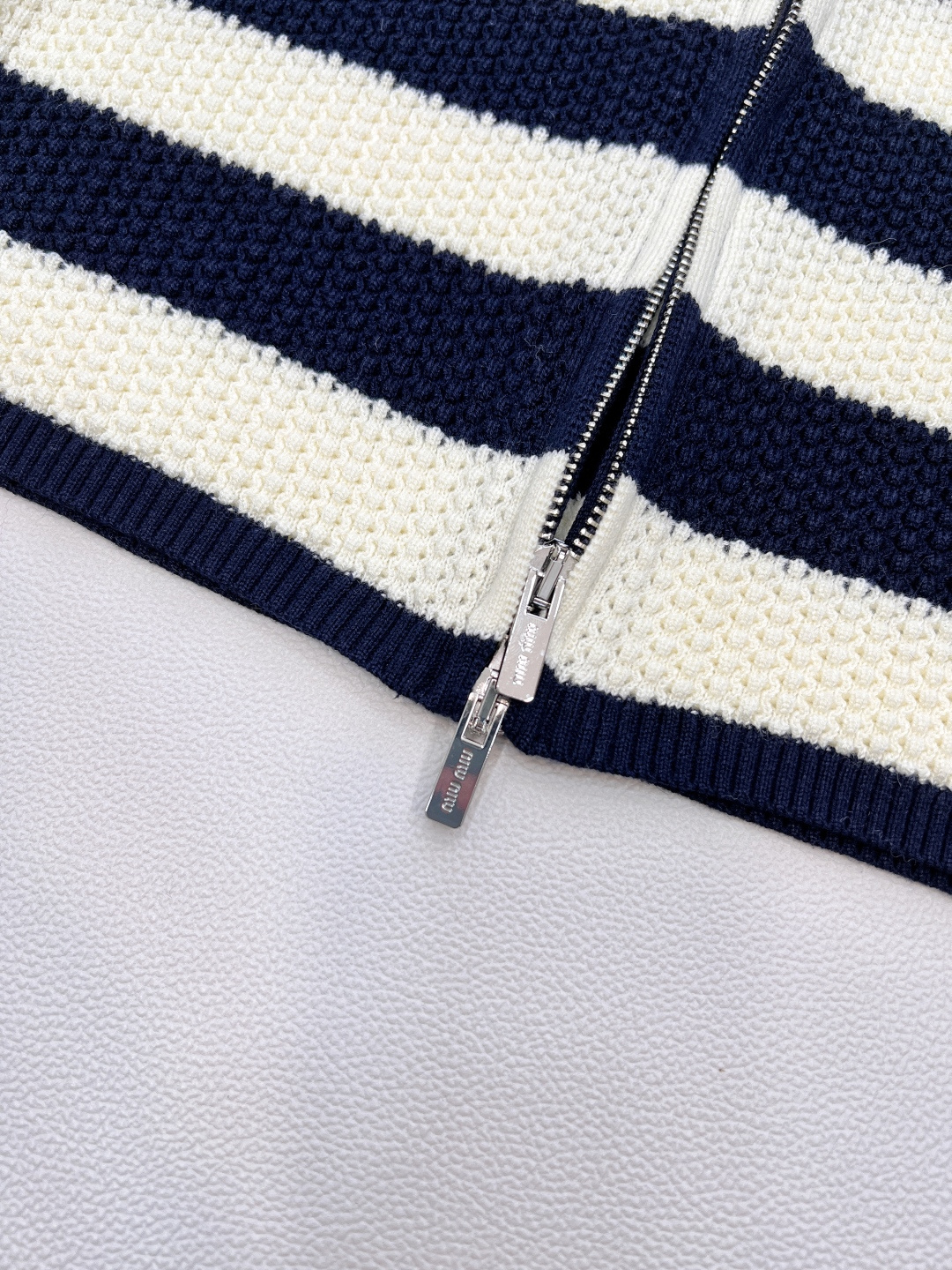 🆕Miumiu2025新款翻领针织条纹开衫，定制YB羊毛纱线织造，柔软细腻，质感舒适，翻领拉链开衫剪裁，