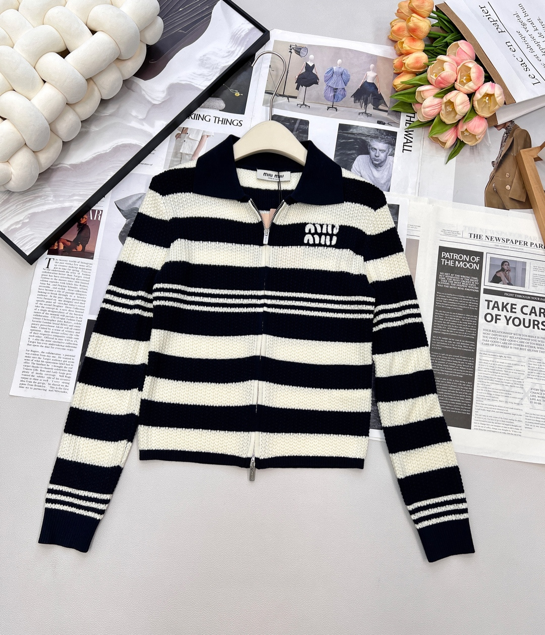 NO:549551,Miumiu2025 new lapel knitted striped cardigan, customized YB wool yarn wool, soft and delicate, comfortable texture, lapel zipper cardigan cut, the edge is decorated with threaded elastic in the same color, showing a unified and coordinated tone. The horizontal stripes design of the whole body, echoing pins stripes on the chest and wrists, collide with the big body, enriching visual effects, increasing literary sense, elastic fabrics accommodate the body shape, chest logo decoration, and the upper body shows simple and high-end, full of fashion. Customized surface accessories, complete three standards, large-scale products Size sml code M,,miumiu,alexander wang19860909Miumiu2025新款翻领针织条纹开衫,定制YB羊毛纱线织造,柔软细腻,质感舒适,翻领拉链开衫剪裁,包边以同色系螺纹弹力装饰,展现统一协调的调性.通体横向条纹设计,胸前与手腕呼应细条纹,与大身碰撞,丰富视觉效果,增加文艺感,弹力面料包容修饰身形,胸口徽标装饰,上身尽显简约高级,洋气十足.定制面辅料 ,三标齐全,大货出 尺码sml 编码M,,miumiu,alexander wang,Women's clothing