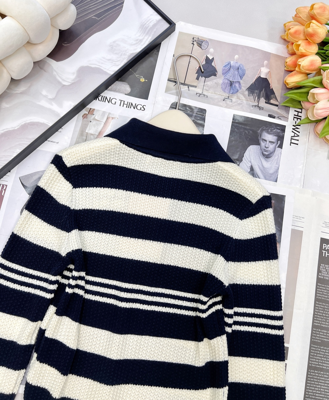 🆕Miumiu2025新款翻领针织条纹开衫，定制YB羊毛纱线织造，柔软细腻，质感舒适，翻领拉链开衫剪裁，