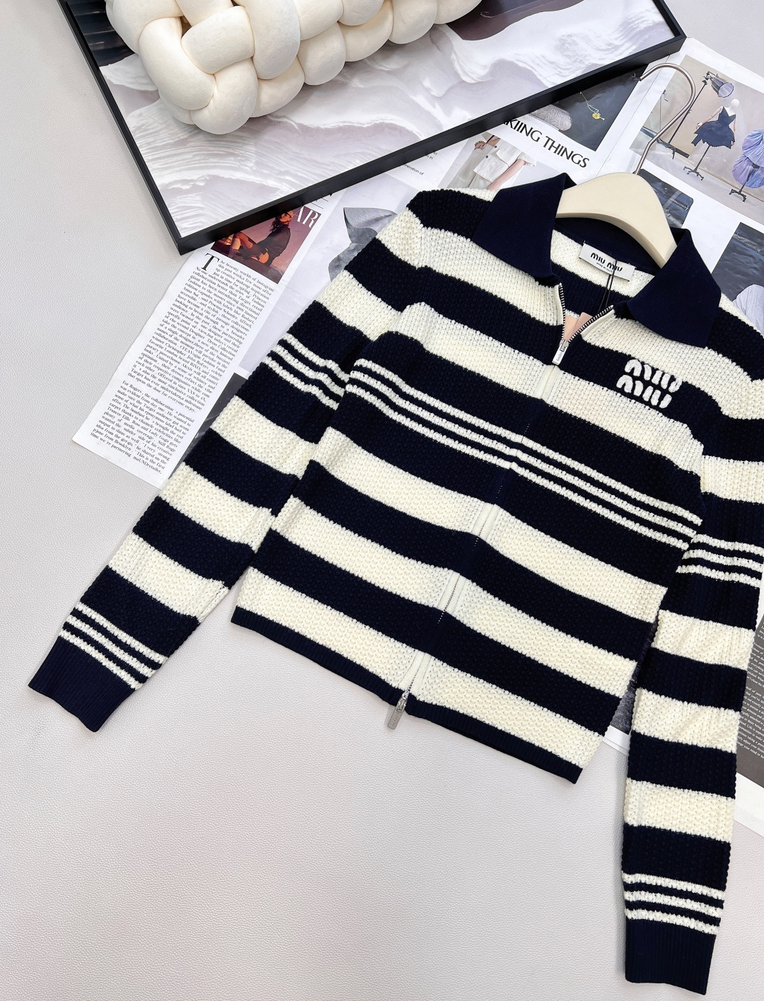 🆕Miumiu2025新款翻领针织条纹开衫，定制YB羊毛纱线织造，柔软细腻，质感舒适，翻领拉链开衫剪裁，