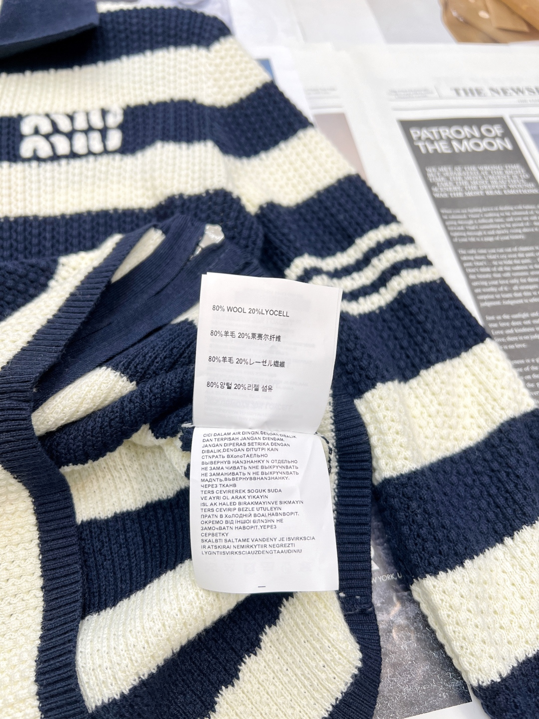 🆕Miumiu2025新款翻领针织条纹开衫，定制YB羊毛纱线织造，柔软细腻，质感舒适，翻领拉链开衫剪裁，