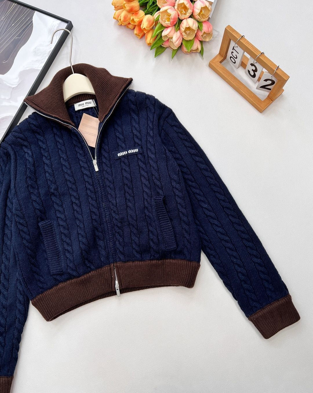 🆕Miumiu2025新款字母贴片棒球麻花针织外套，定制YB羊毛纱线织造 质感高级 品相十足 常规针织拉