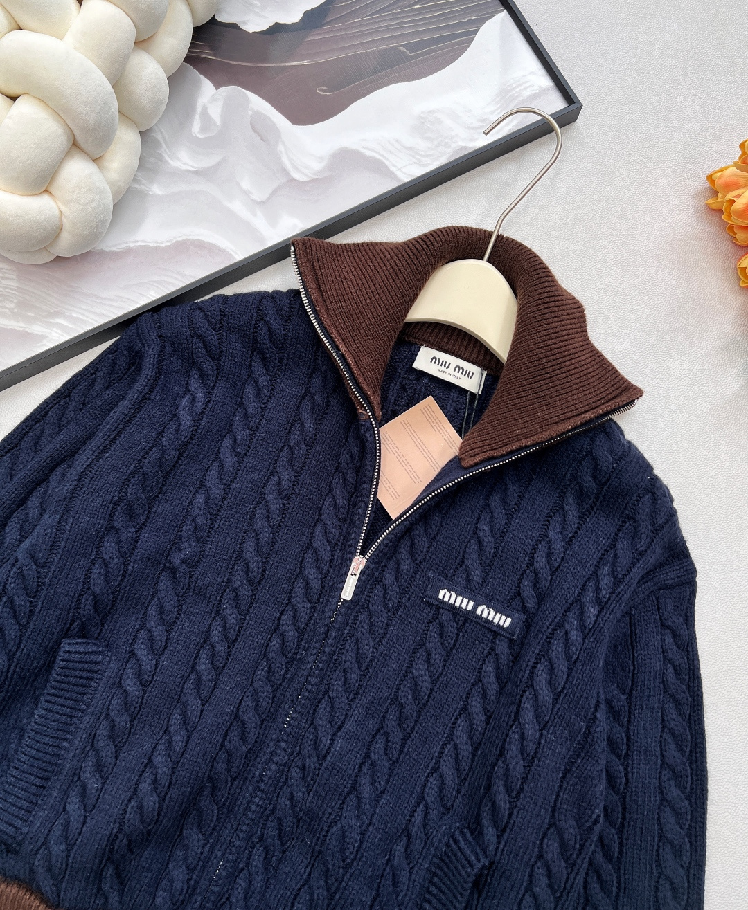 🆕Miumiu2025新款字母贴片棒球麻花针织外套，定制YB羊毛纱线织造 质感高级 品相十足 常规针织拉