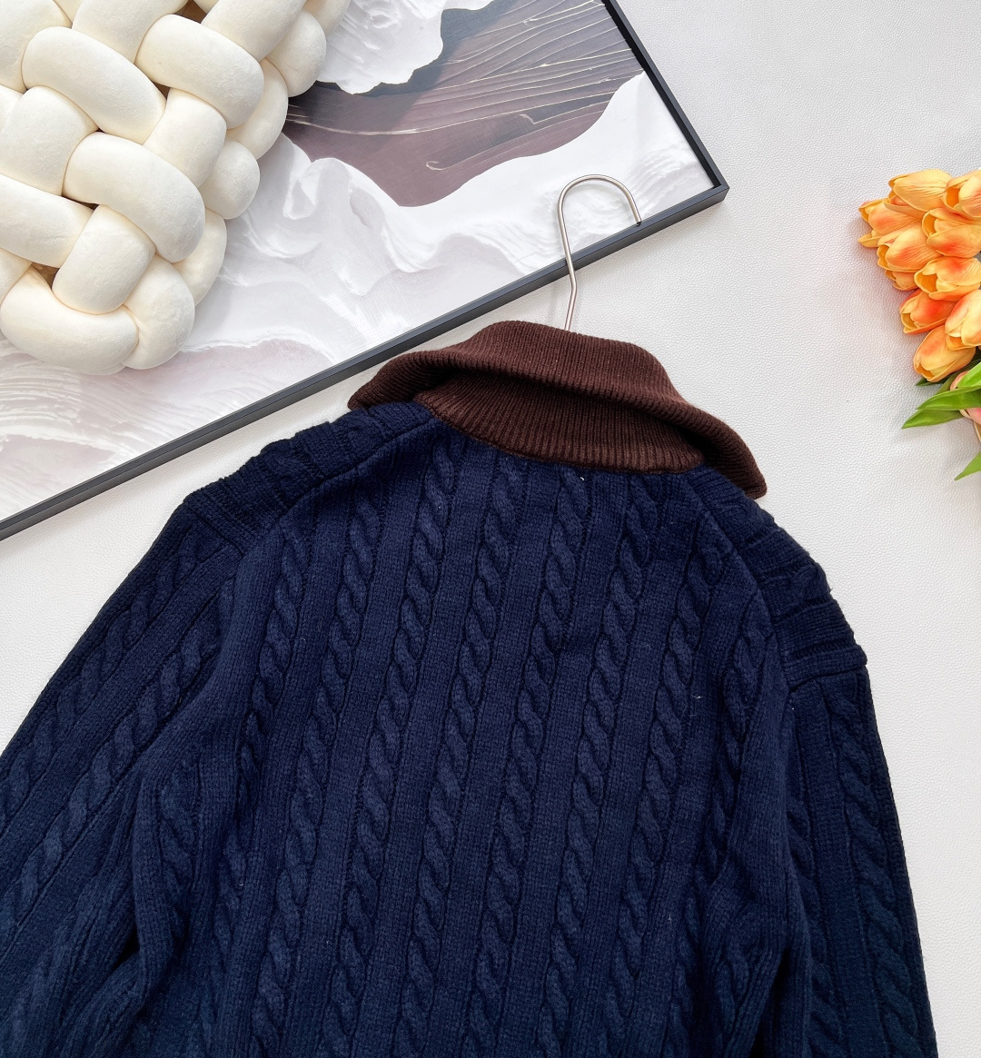 🆕Miumiu2025新款字母贴片棒球麻花针织外套，定制YB羊毛纱线织造 质感高级 品相十足 常规针织拉