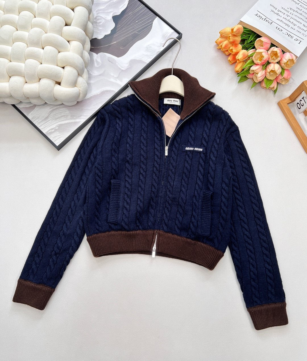 NO:549543,Miumiu2025 new letter patch baseball twist knitted jacket, customized YB wool yarn weaving, high-end texture and full quality. Regular knitted zipper baseball jacket version. The whole body is elastically tightened with wide threaded edges. At the same time, the contrasting colors are rich in layers. It is flexible and more casual and lightweight. The vertical twist crocheted letter logo on the large body is used as a design highlight to highlight the brand style. The upper body is more gentle, delicate and textured. High-end fashion style. Versatile items meet various needs.  Customized surface accessories, complete three standards, large shipments, size sml code, miumiu, jackets & coats, alexander wang19860909Miumiu2025新款字母贴片棒球麻花针织外套,定制YB羊毛纱线织造 质感高级 品相十足 常规针织拉链棒球外套版型 大身通体以宽螺纹包边弹力收紧 同时撞色丰富层次 行动灵便更休闲轻巧 大身竖列麻花钩织字母徽标作为设计亮点 突出品牌格调 上身更显温柔细腻有质感 高级时髦款 百搭单品满足多种需求搭配 定制面辅料 ,三标齐全,大货出 尺码sml 编码,,miumiu,jackets & coats,alexander wang,Women's clothing