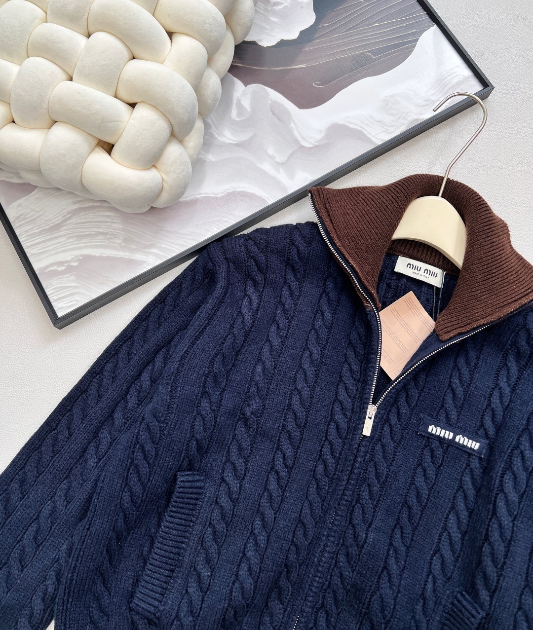 🆕Miumiu2025新款字母贴片棒球麻花针织外套，定制YB羊毛纱线织造 质感高级 品相十足 常规针织拉