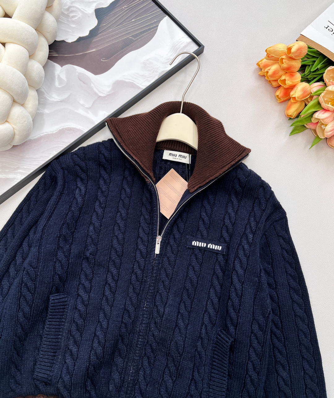 🆕Miumiu2025新款字母贴片棒球麻花针织外套，定制YB羊毛纱线织造 质感高级 品相十足 常规针织拉