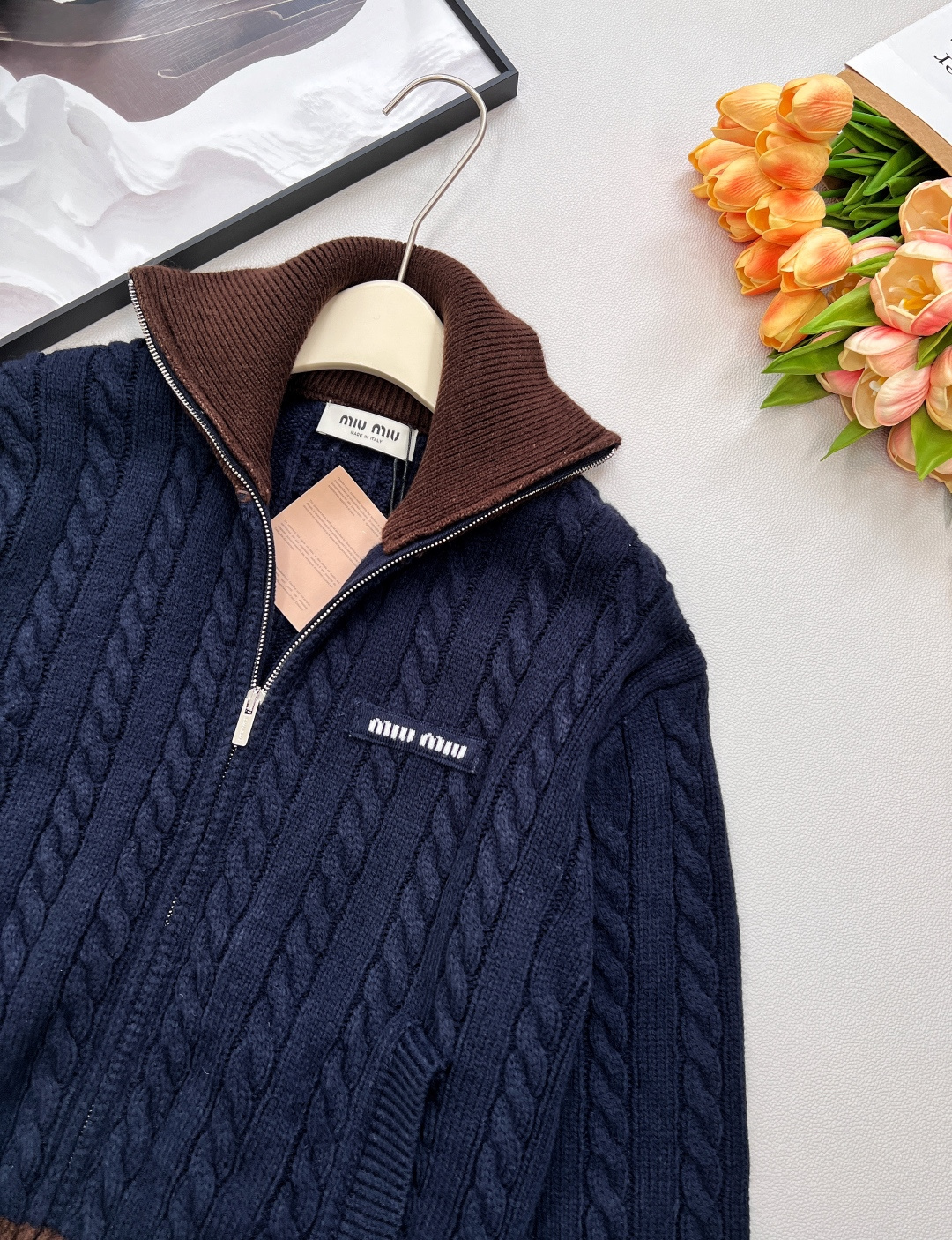 🆕Miumiu2025新款字母贴片棒球麻花针织外套，定制YB羊毛纱线织造 质感高级 品相十足 常规针织拉
