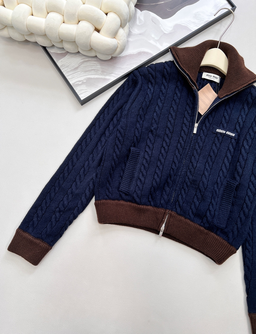 🆕Miumiu2025新款字母贴片棒球麻花针织外套，定制YB羊毛纱线织造 质感高级 品相十足 常规针织拉
