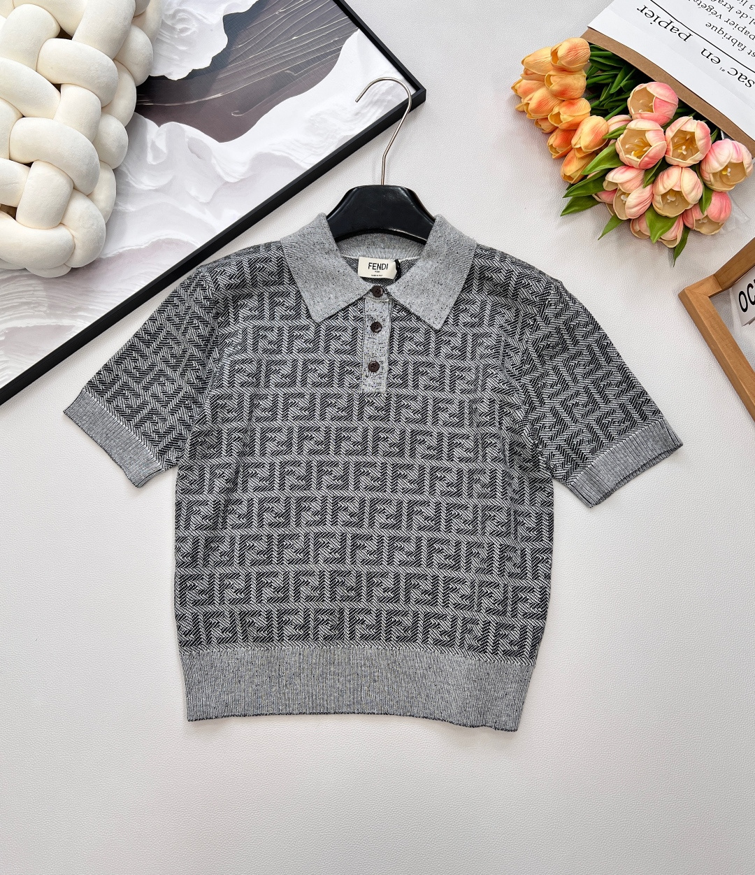 NO:549535,FendI2025SS new lapel knitted short sleeves, custom YB silk wool yarn woven, soft and comfortable, fashionable and slim, lapel short sleeve top style, half-pallet button design is convenient to put on and off, collar sleeves and hem are base with light gray, and the torso is decorated with multiple double F logo embellishments, full of exquisiteness, showing temperament, college style, fashion essentials. Customized surface accessories, complete three standards, large-scale products, size sml code, fendi, T-shirt, alexander wang19860909FendI2025SS新款翻领针织短袖,定制YB丝毛纱线织造,柔软舒适,洋气显瘦,翻领短袖上衣版型,半开襟纽扣设计便利穿脱,领边袖子和衣摆以浅灰打底,躯干部分多重双F徽标装饰点缀,精致度满分,展现气质学院风格,时尚必备单品.定制面辅料 ,三标齐全,大货出 尺码sml 编码,,fendi,T-shirt,alexander wang,Women's clothing