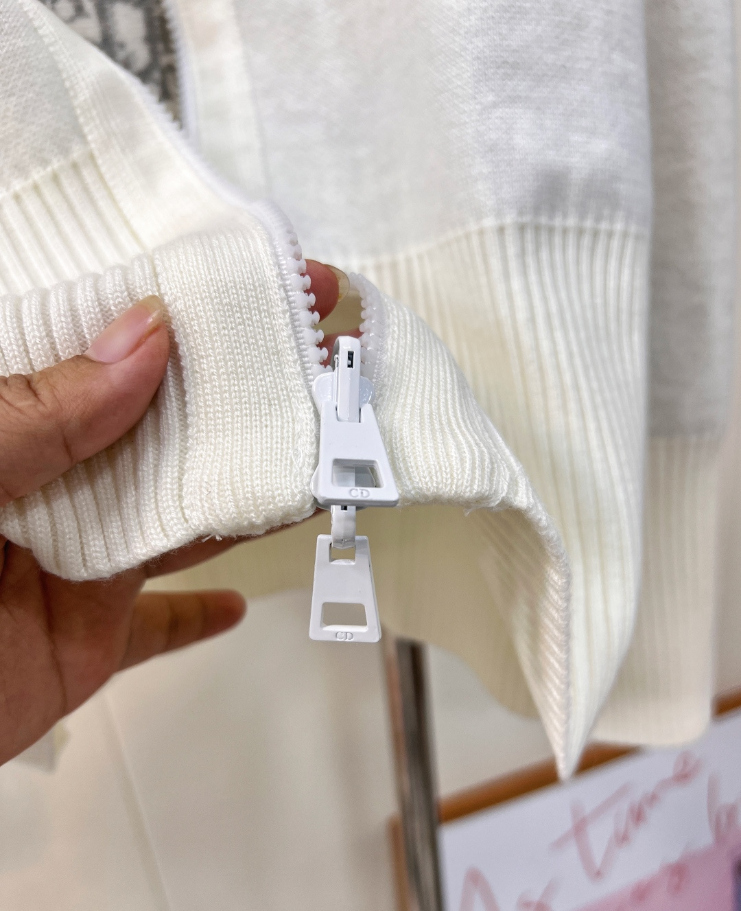 🆕 DIOR 25Ss双面穿老花羊绒翻领针织开衫外套一眼就爱上的经典白色～经典与创新的完美融合，DIOR