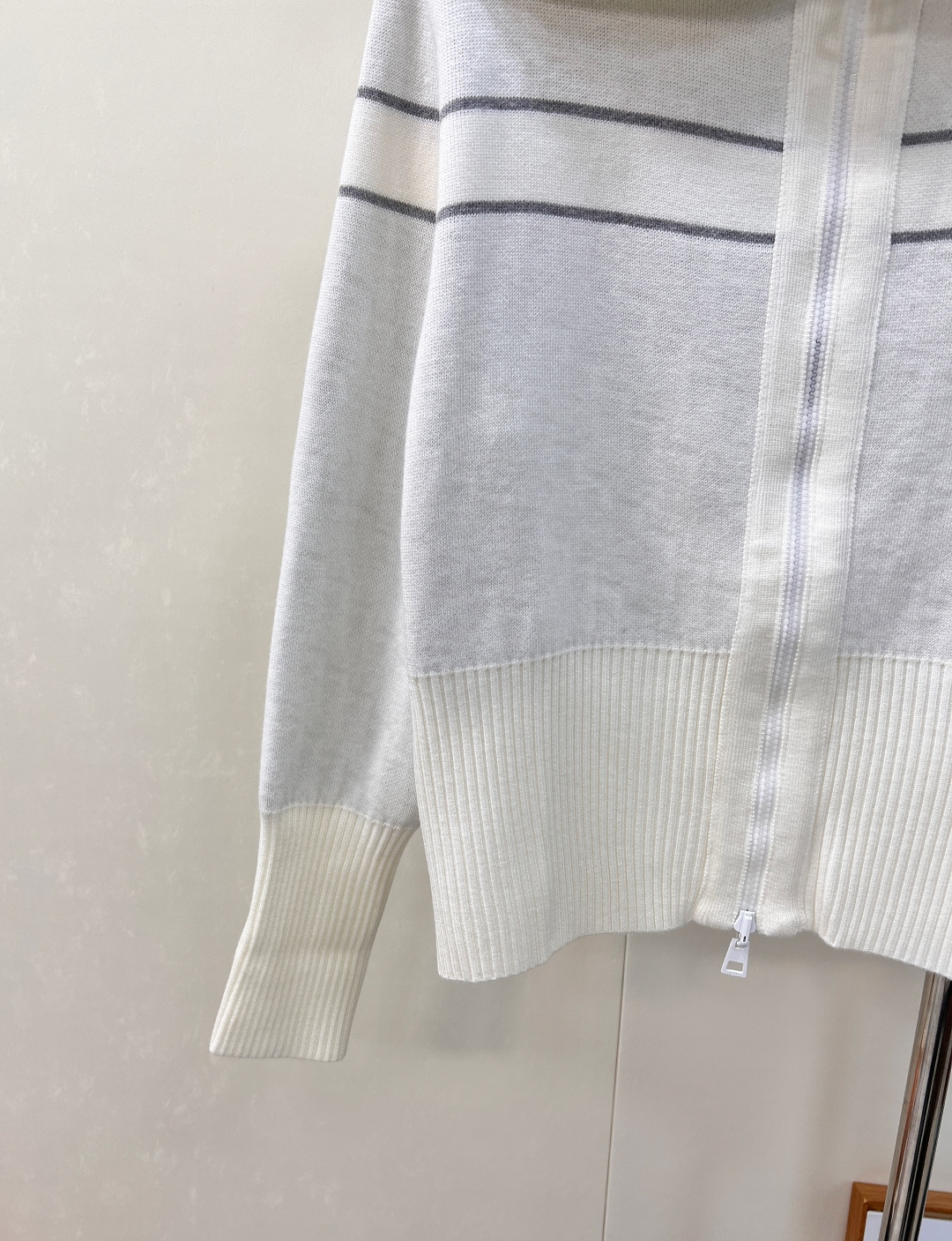 🆕 DIOR 25Ss双面穿老花羊绒翻领针织开衫外套一眼就爱上的经典白色～经典与创新的完美融合，DIOR