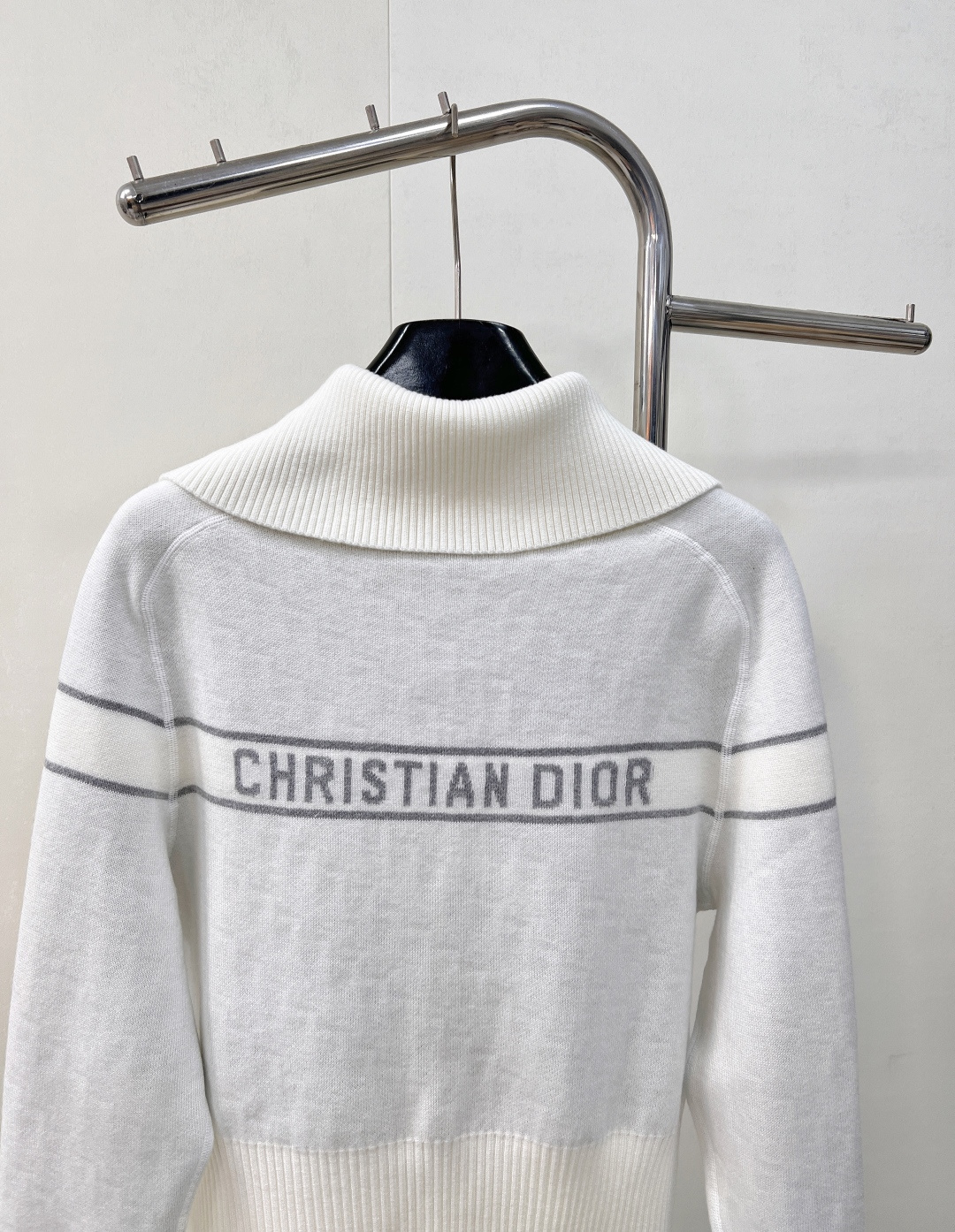 🆕 DIOR 25Ss双面穿老花羊绒翻领针织开衫外套一眼就爱上的经典白色～经典与创新的完美融合，DIOR