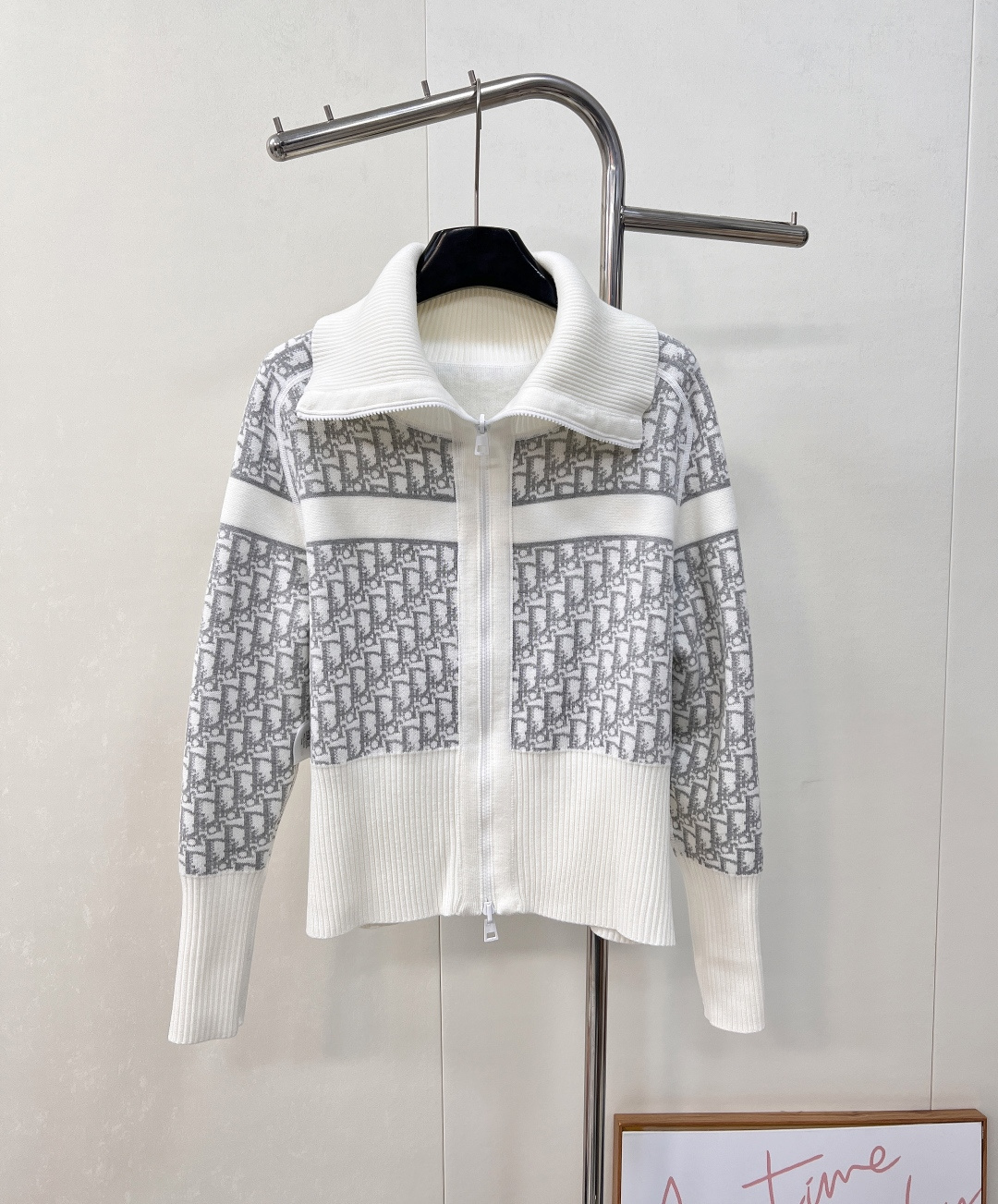 🆕 DIOR 25Ss双面穿老花羊绒翻领针织开衫外套一眼就爱上的经典白色～经典与创新的完美融合，DIOR