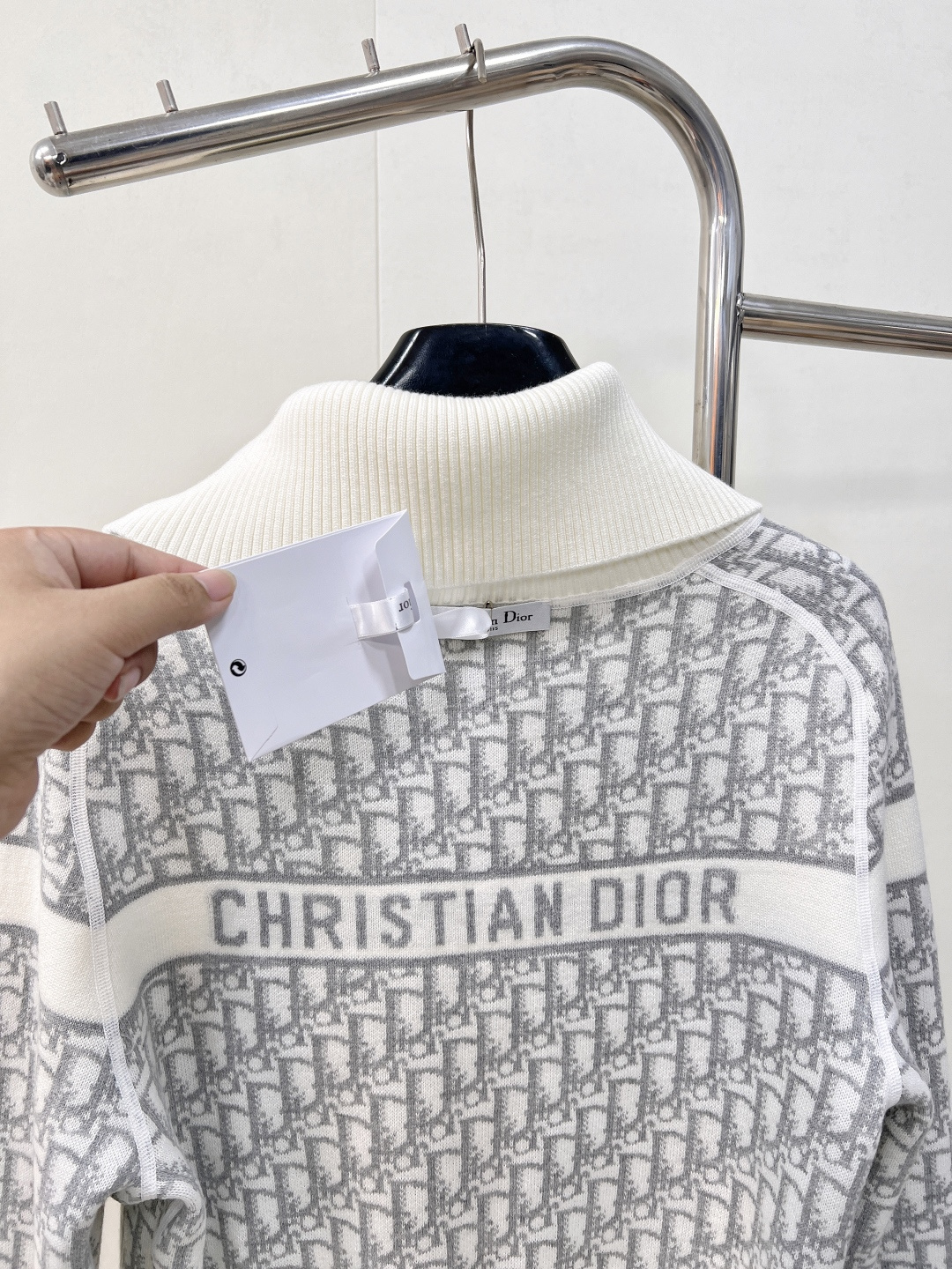 🆕 DIOR 25Ss双面穿老花羊绒翻领针织开衫外套一眼就爱上的经典白色～经典与创新的完美融合，DIOR