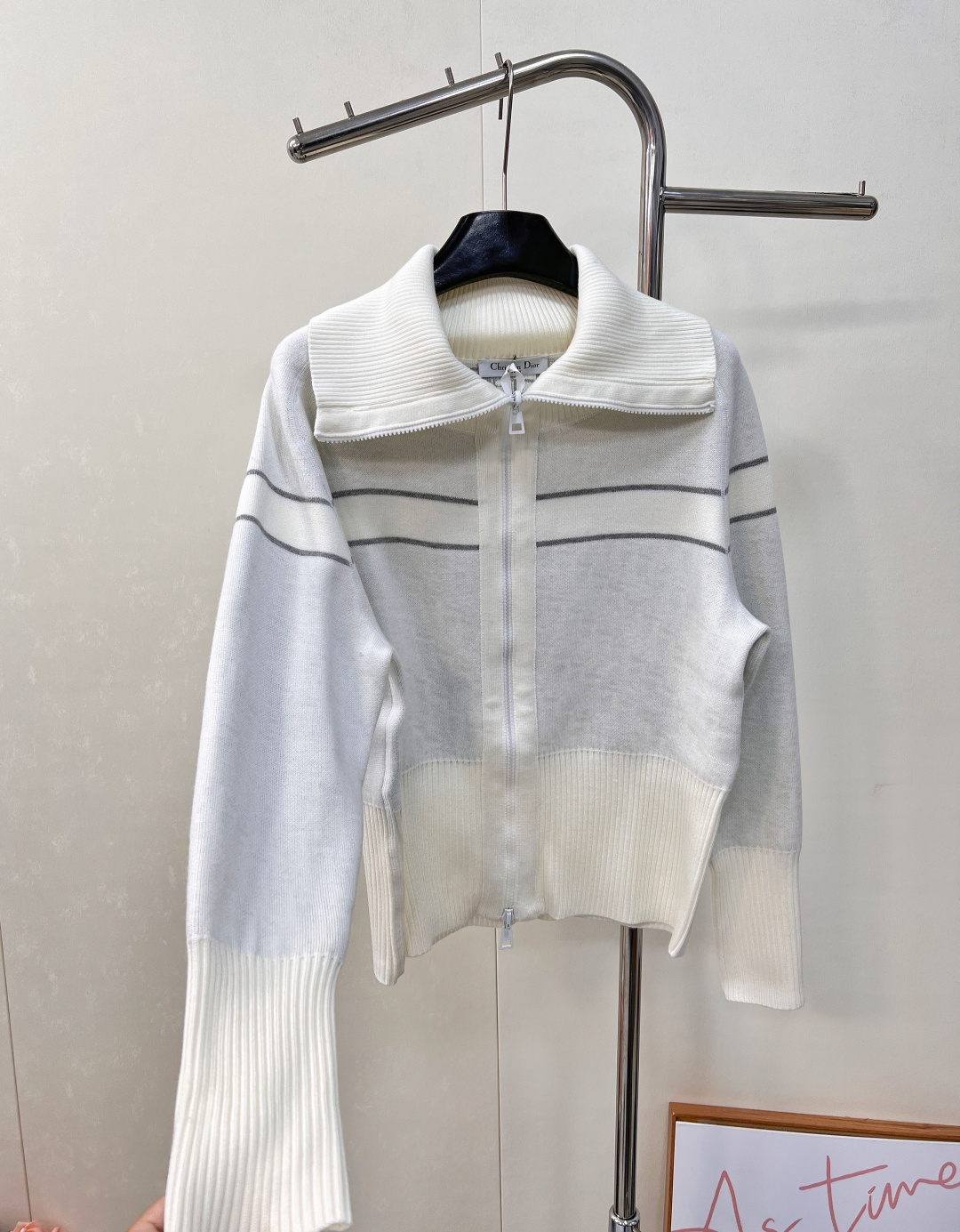 🆕 DIOR 25Ss双面穿老花羊绒翻领针织开衫外套一眼就爱上的经典白色～经典与创新的完美融合，DIOR