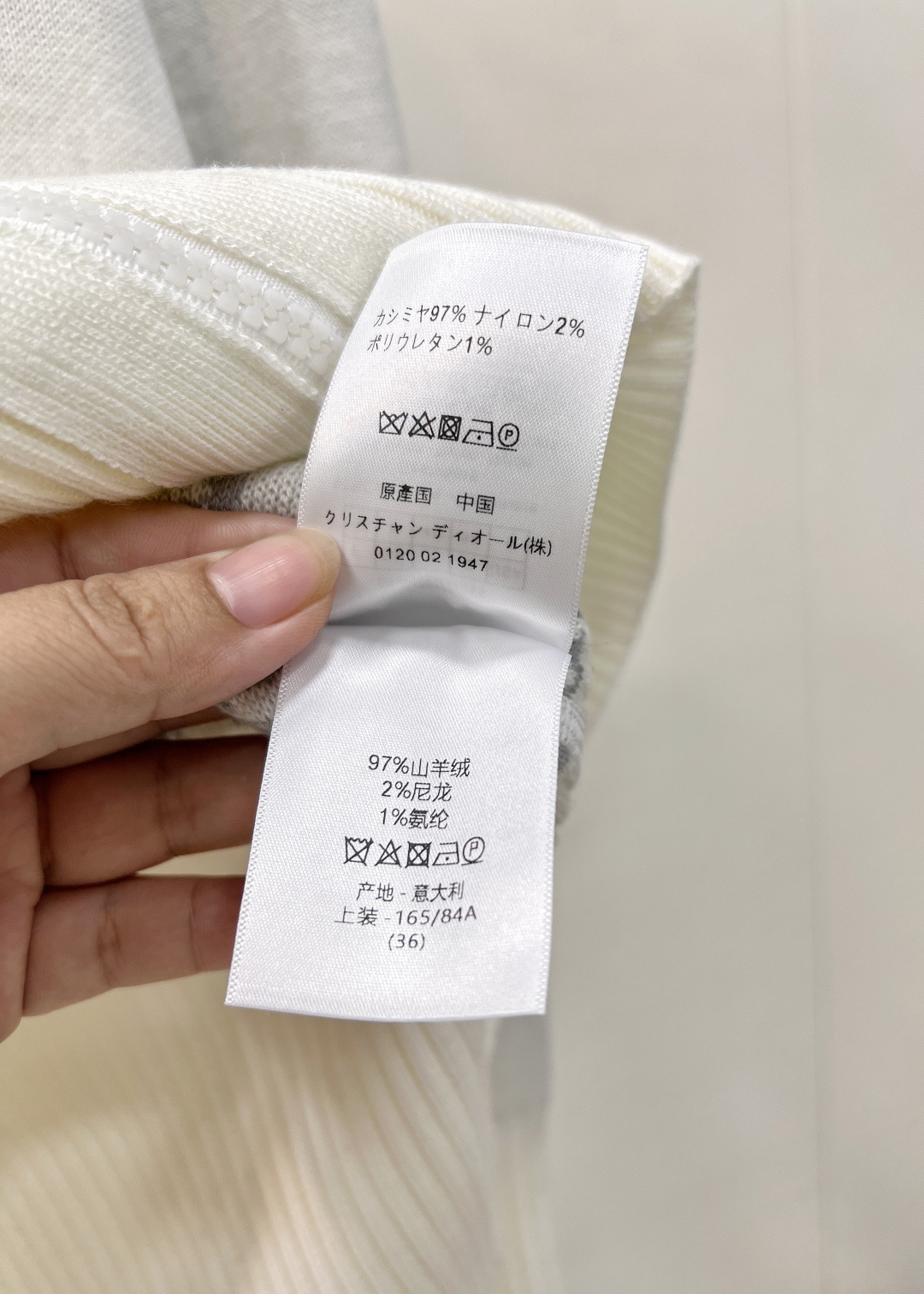 🆕 DIOR 25Ss双面穿老花羊绒翻领针织开衫外套一眼就爱上的经典白色～经典与创新的完美融合，DIOR