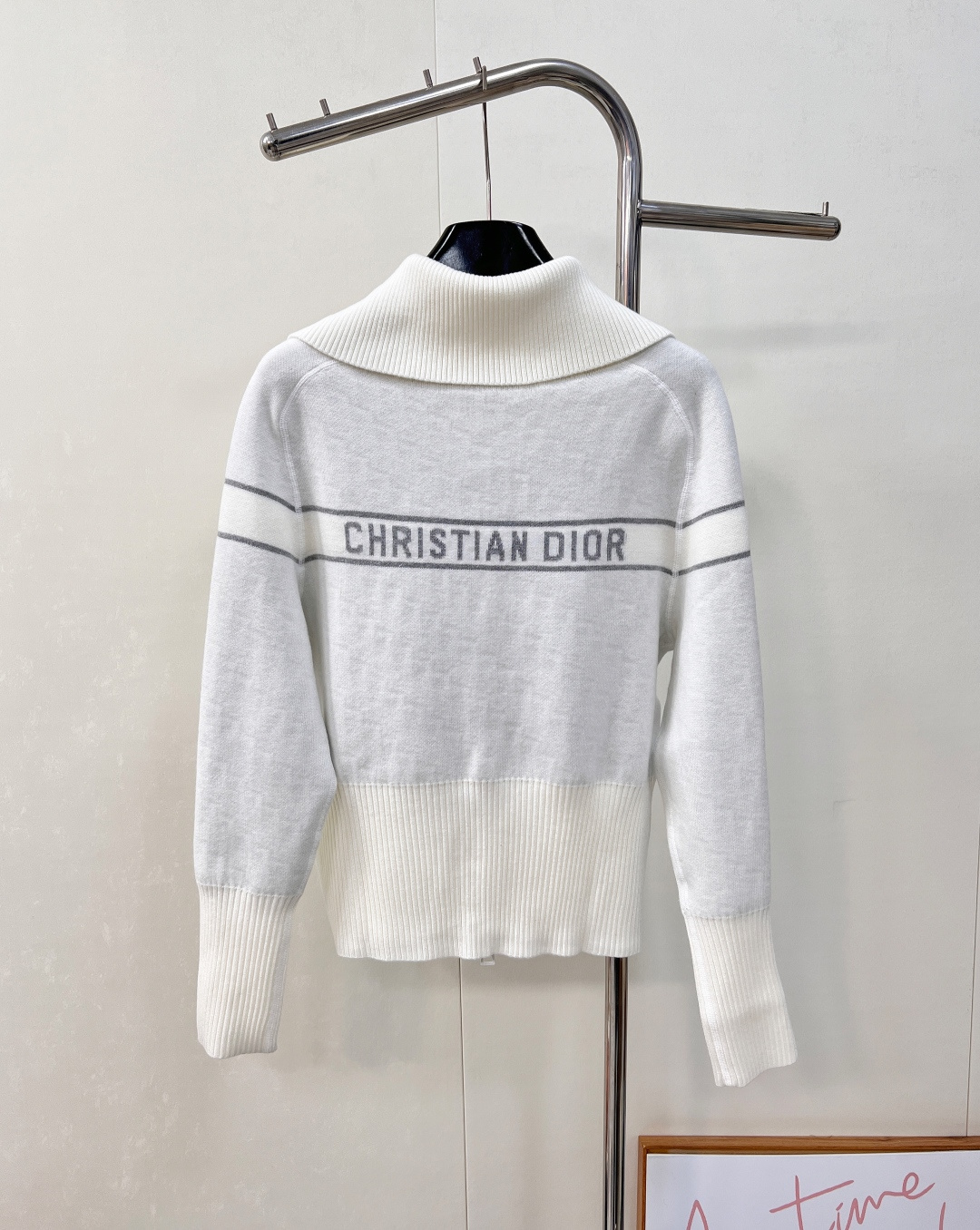 🆕 DIOR 25Ss双面穿老花羊绒翻领针织开衫外套一眼就爱上的经典白色～经典与创新的完美融合，DIOR