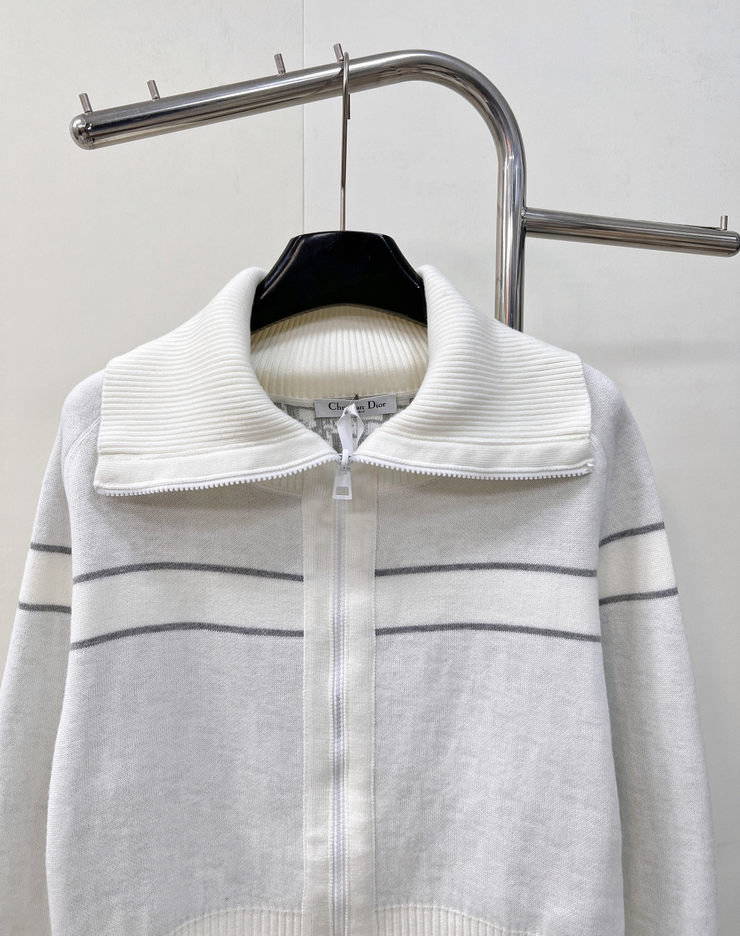 🆕 DIOR 25Ss双面穿老花羊绒翻领针织开衫外套一眼就爱上的经典白色～经典与创新的完美融合，DIOR