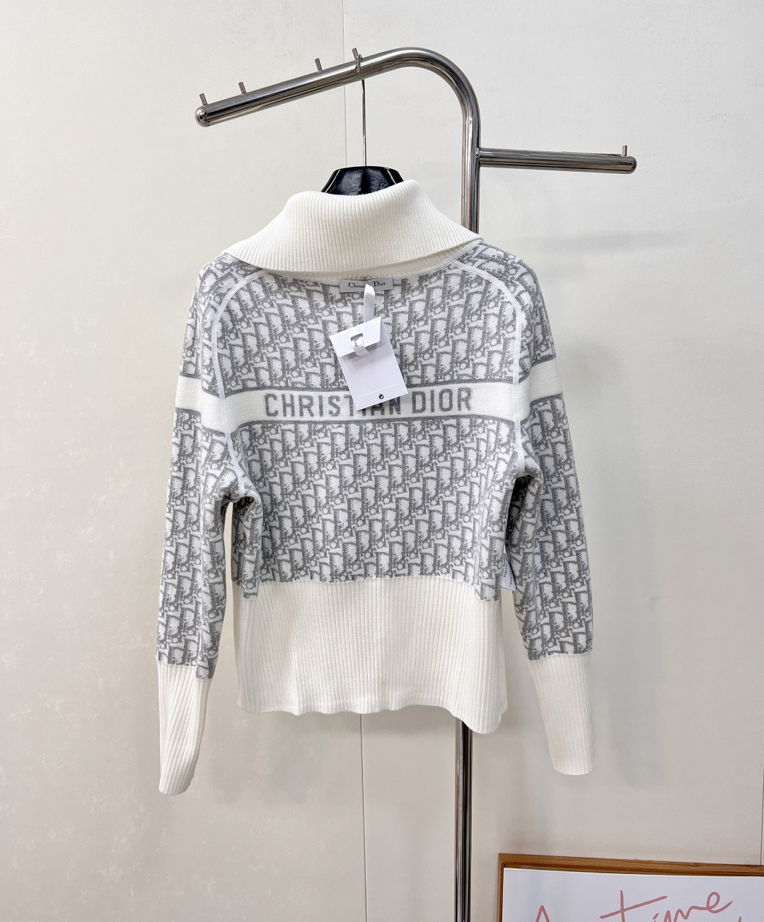 🆕 DIOR 25Ss双面穿老花羊绒翻领针织开衫外套一眼就爱上的经典白色～经典与创新的完美融合，DIOR