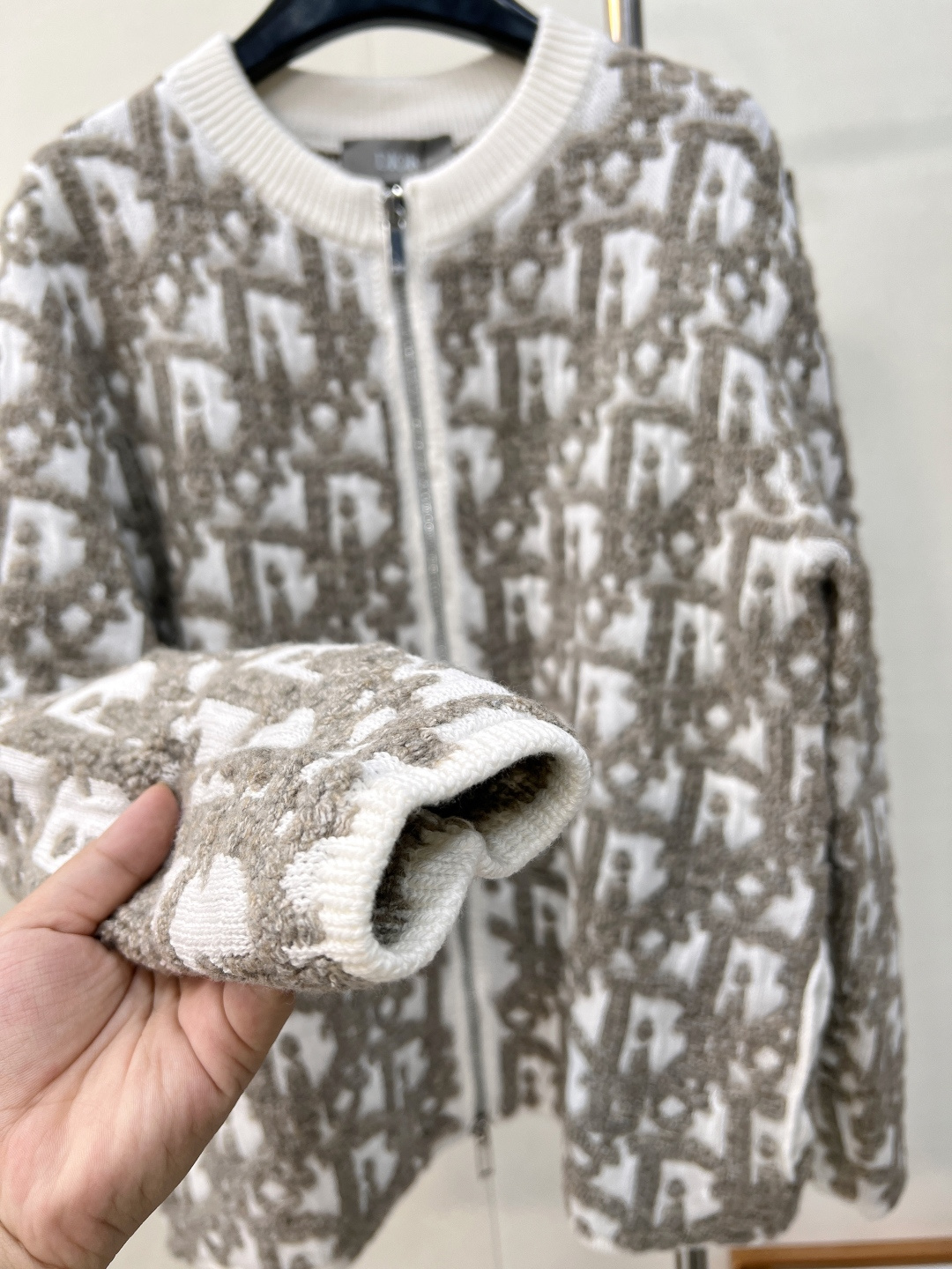 🆕 DIOR 早秋新品满印字母提花羊毛拉链开衫外套「绵柔触感，织就高级灰境」⚪️✨69%精选绵羊毛邂逅2