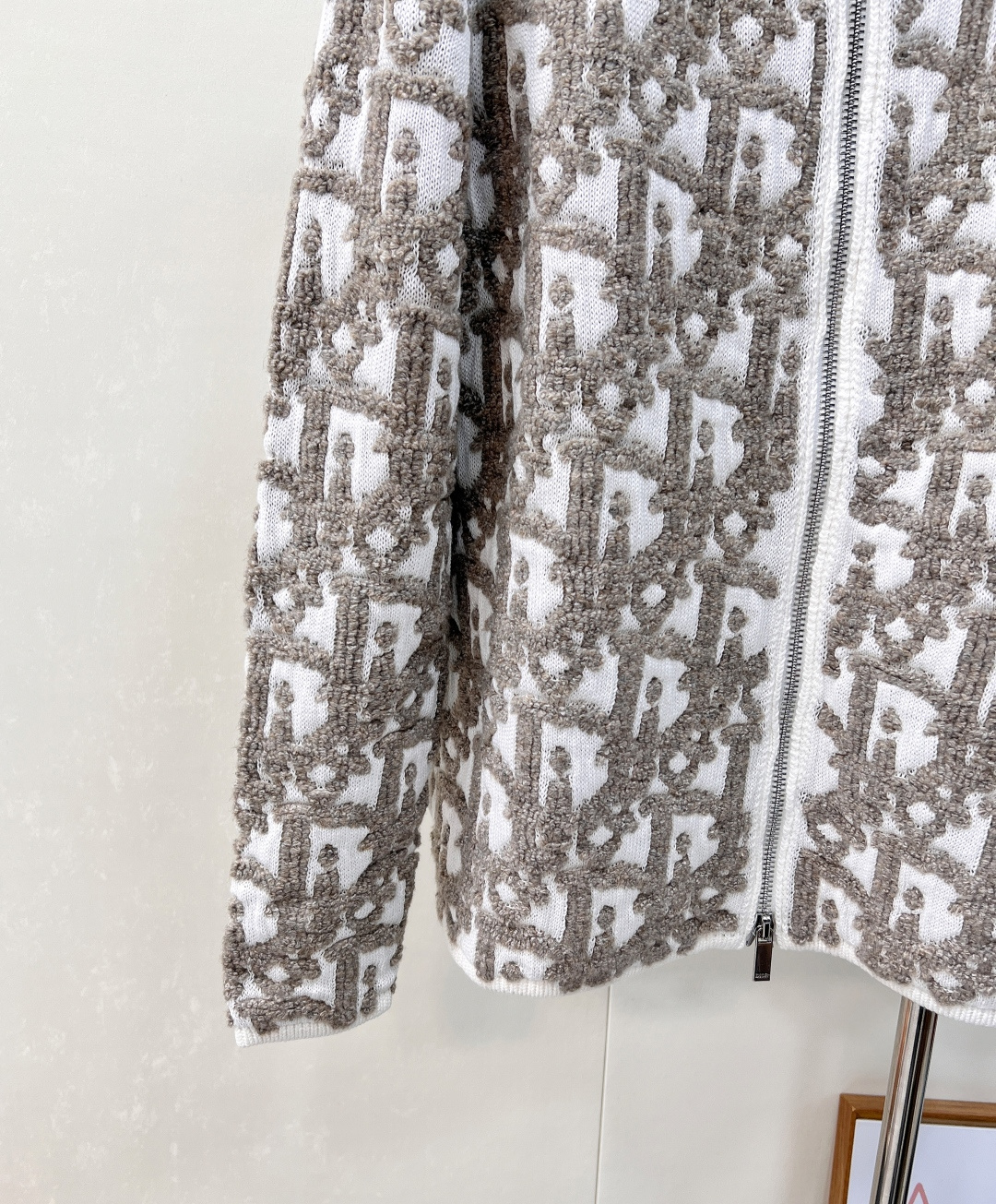 🆕 DIOR 早秋新品满印字母提花羊毛拉链开衫外套「绵柔触感，织就高级灰境」⚪️✨69%精选绵羊毛邂逅2