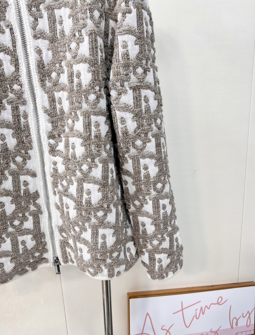 🆕 DIOR 早秋新品满印字母提花羊毛拉链开衫外套「绵柔触感，织就高级灰境」⚪️✨69%精选绵羊毛邂逅2