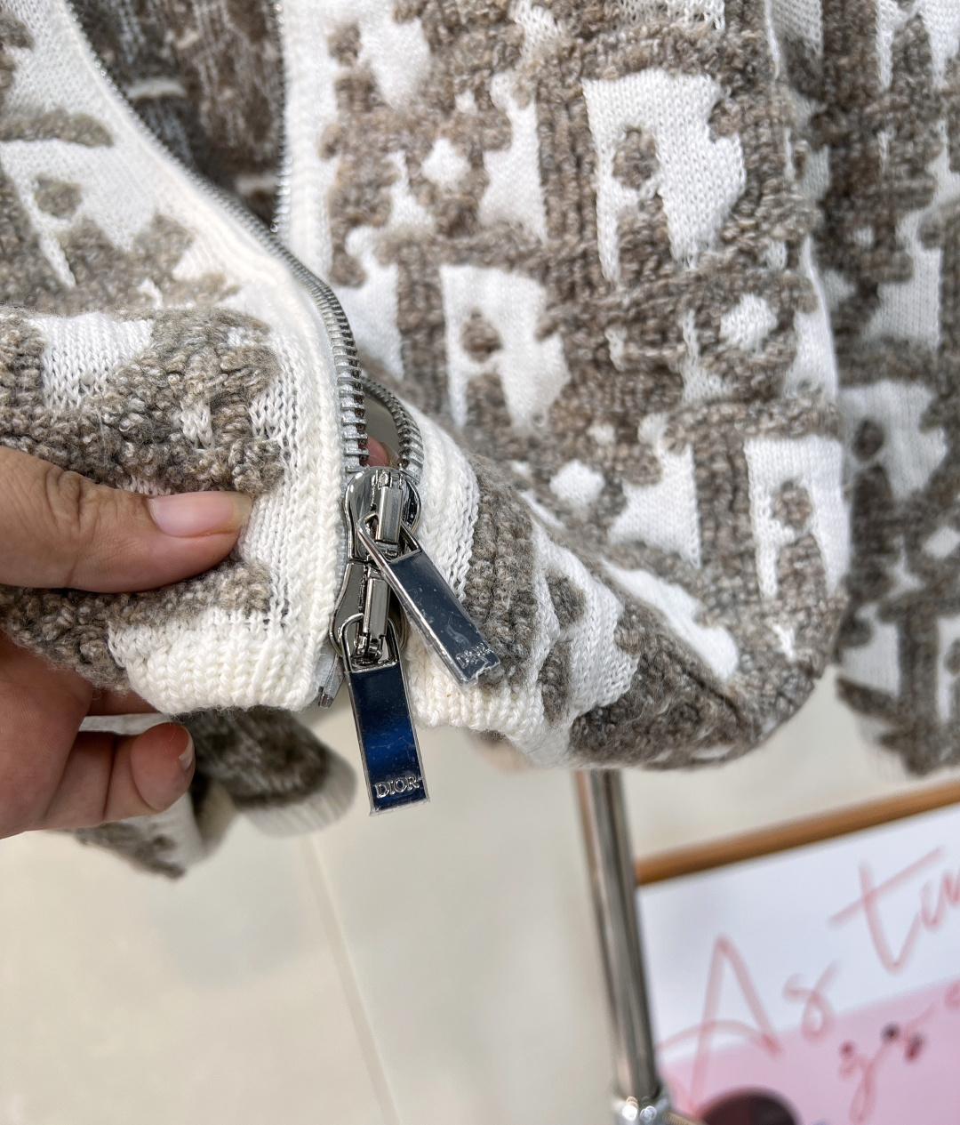 🆕 DIOR 早秋新品满印字母提花羊毛拉链开衫外套「绵柔触感，织就高级灰境」⚪️✨69%精选绵羊毛邂逅2