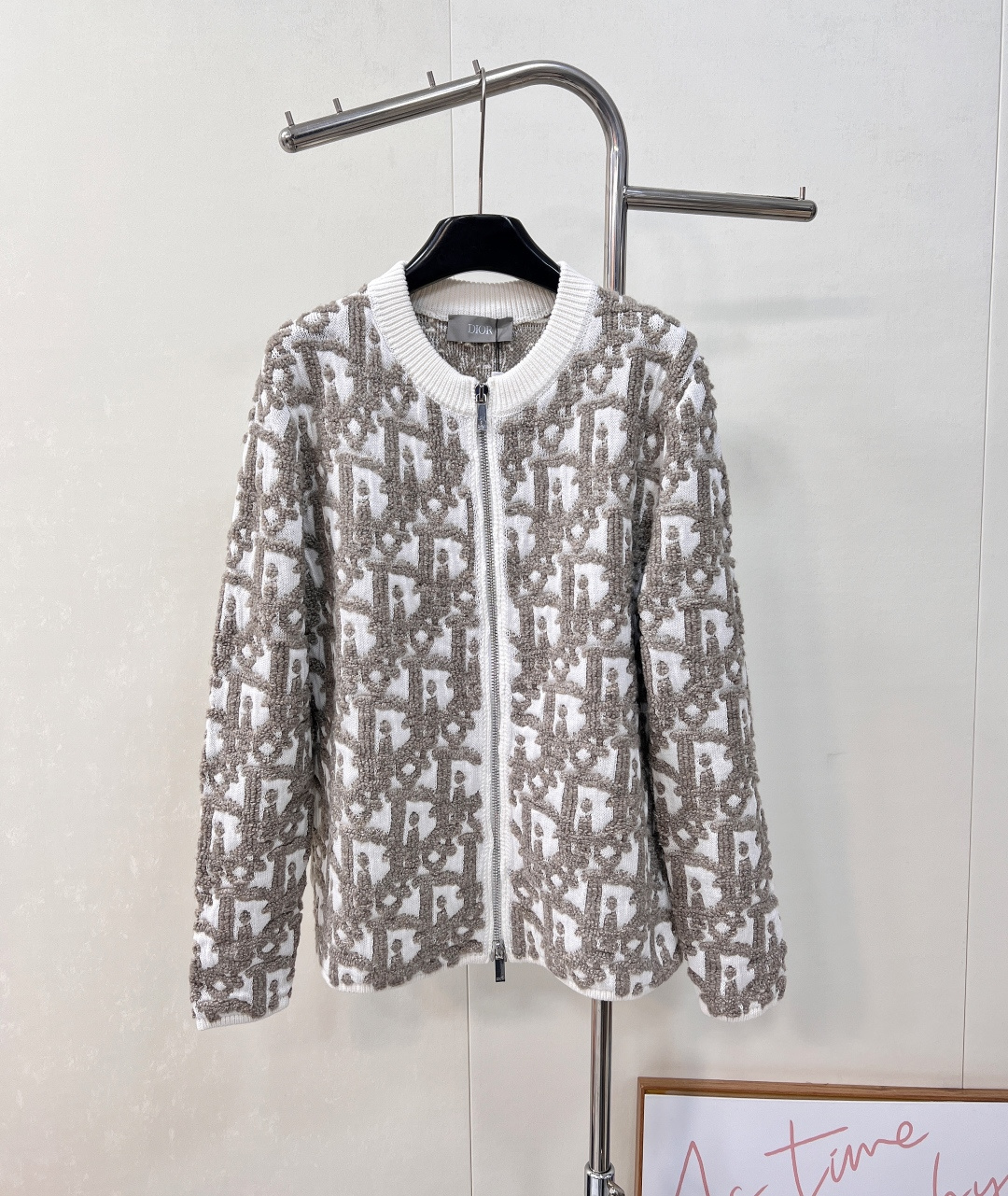 NO:560518,DIOR's new early autumn all-over monogram jacquard wool zipper cardigan jacket 'Soft touch, woven into a high-end gray tone' 69 selected sheep wool meets 28 skin-friendly cotton, highlighted with 3 polyester fibers, woven to create extraordinary softness and stiffness. The iconic three-dimensional letter jacquard is interwoven with the classic Oblique print, blooming modern power in the high-end gray tone. The round neck zipper cardigan, when opened and closed, is elegant and has its own style. Official website 0, the original customized 16-count double-ply sheep blended wool yarn, the lining is made of 40-count compactly spun cotton yarn, which is soft and waxy, skin-friendly, thick and full. Custom dyed on the board, the pattern yarn is first twisted from 5 yarns into one yarn, and the whole thing is made from a Japanese imported computer machine with separate cylinders and 3-color jacquard towel embroidery with round neck and pointed long sleeves. Two-way zipper, special washing process, specific hardware, 1:1 replica, heavy production, three-dimensional letters and Oblique jacquard dances like a relief on the high-grade gray ground fabric, giving the classic silhouette a contemporary soul. The round-neck zipper cardigan has extraordinary texture under the simple lines. Complete with three standards, large shipments. Size sml code D, dior, jackets & coats, alexander wang19860909DIOR 早秋新品满印字母提花羊毛拉链开衫外套 「绵柔触感,织就高级灰境」 69精选绵羊毛邂逅28亲肤棉,以 3聚酯纤维点睛,织就非凡柔软与挺括.标志性立体字母提花与经典Oblique 印花交织,于高级灰调中绽放摩登力量. 圆领拉链开衫,一开一合间,优雅自成风度. 官网0,原版定制16支双股绵羊混纺毛纱线,里布采用紧密纺40支棉纱,亲肤软糯,厚实饱满.对板定染,花型纱先由5条纱加捻拼成一条纱,全件由日本进口电脑机隔支圆筒3色提花毛巾绣加圆领尖夾长袖.双向拉链,特殊洗水工艺,特定五金,1:1复刻 重工制作 立体字母与 Oblique 提花在高级灰底布上浮雕般跃动,赋予经典廓形以当代灵魂.圆领拉链开衫,简约线条下蕴藏不凡肌理.三标齐全,大货出 尺码sml 编码D,,dior,jackets & coats,alexander wang,Women's clothing