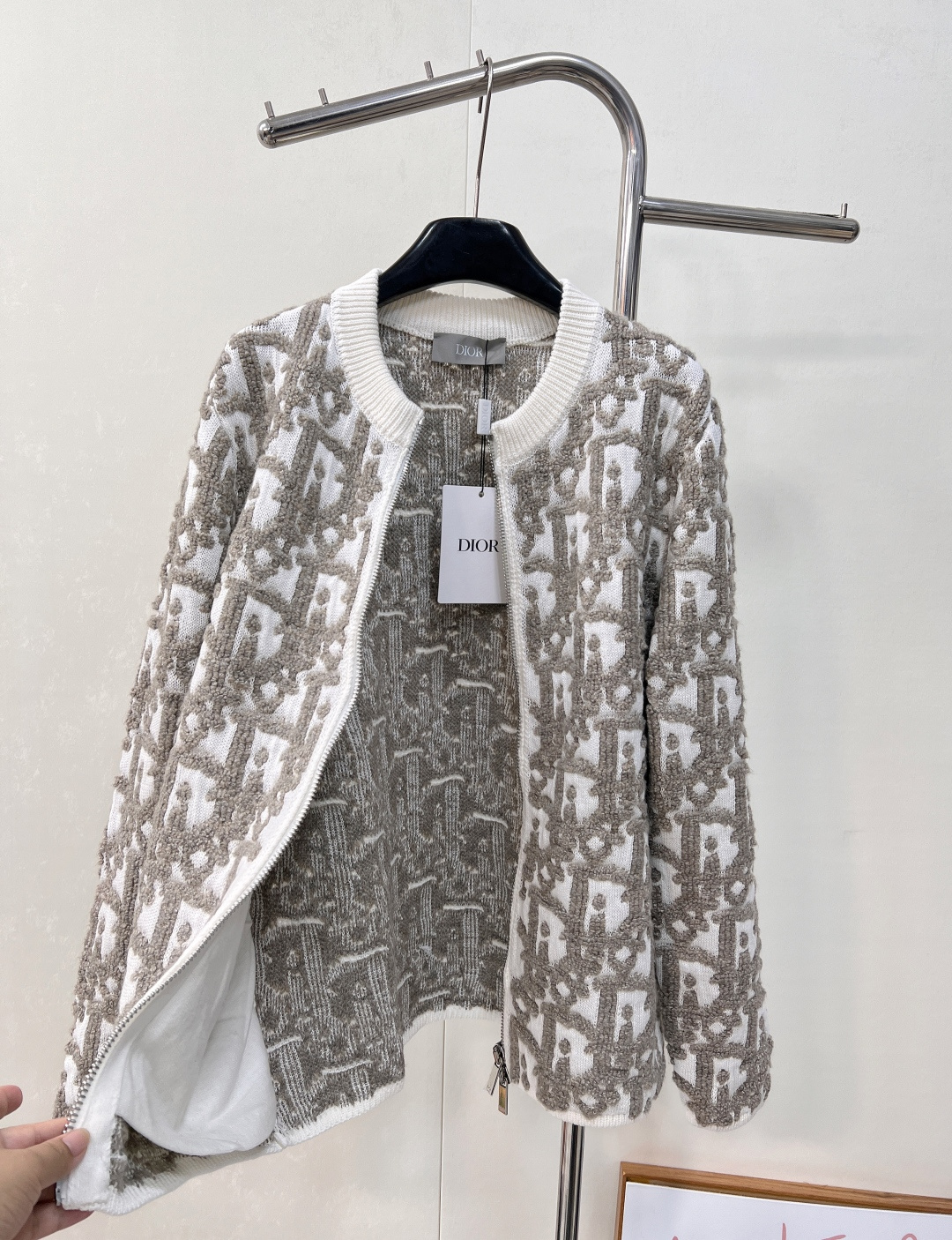 🆕 DIOR 早秋新品满印字母提花羊毛拉链开衫外套「绵柔触感，织就高级灰境」⚪️✨69%精选绵羊毛邂逅2