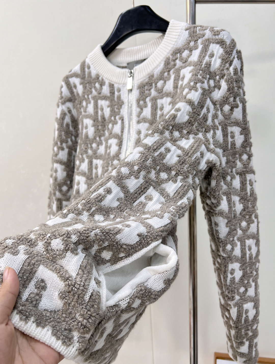 🆕 DIOR 早秋新品满印字母提花羊毛拉链开衫外套「绵柔触感，织就高级灰境」⚪️✨69%精选绵羊毛邂逅2