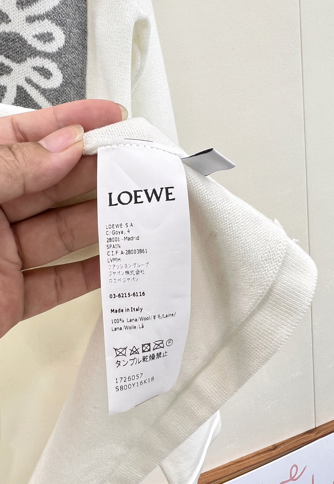 🆕 LOEWE logo撞色胸前口袋羊毛针织衫，入秋的慵懒感穿搭🍂 奶油白色也太温柔了叭～胸前的撞色lo